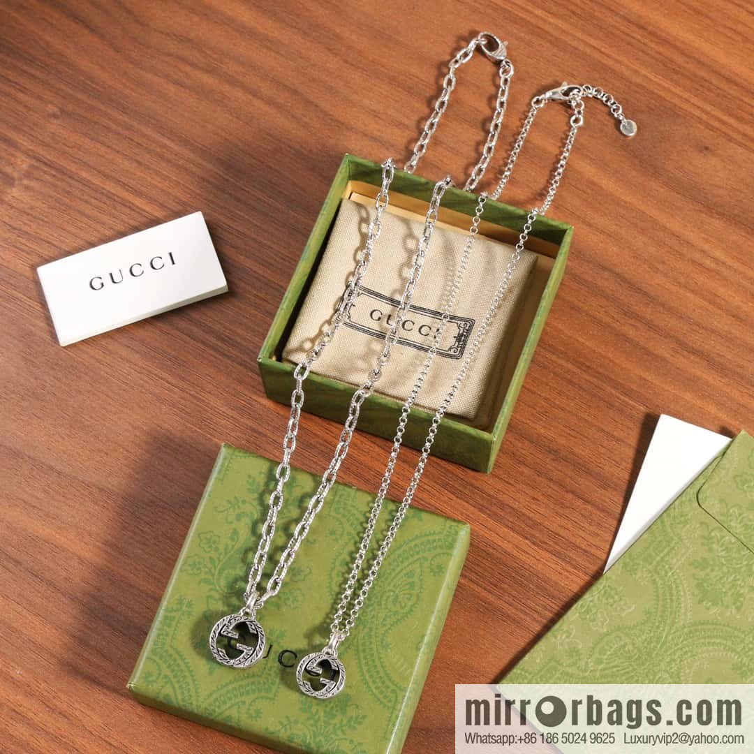 The new Gucci Gucci interlocking double G necklace
