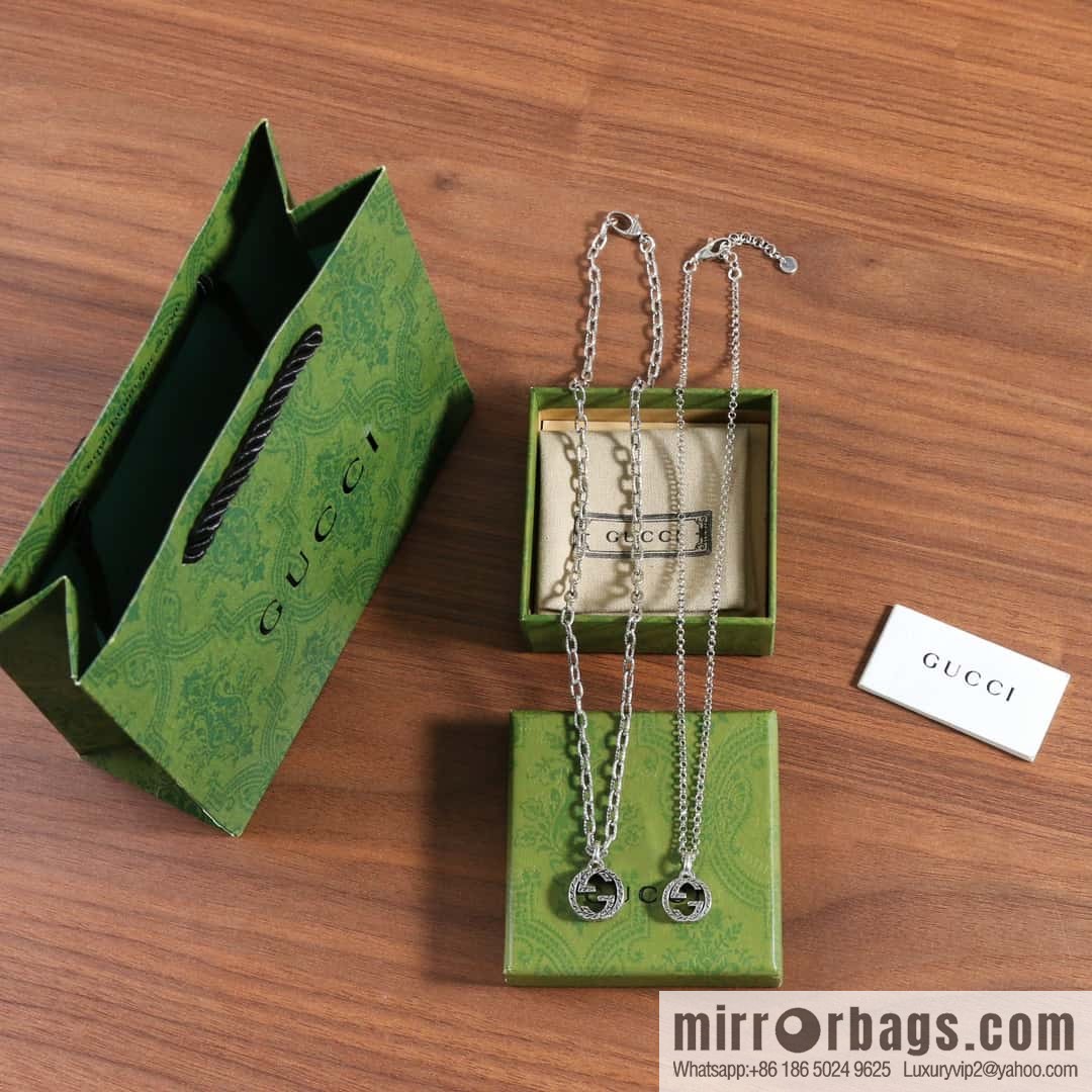 The new Gucci Gucci interlocking double G necklace