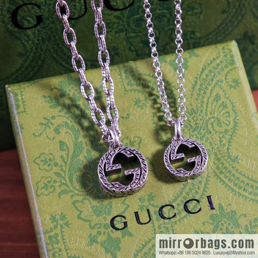 The new Gucci Gucci interlocking double G necklace