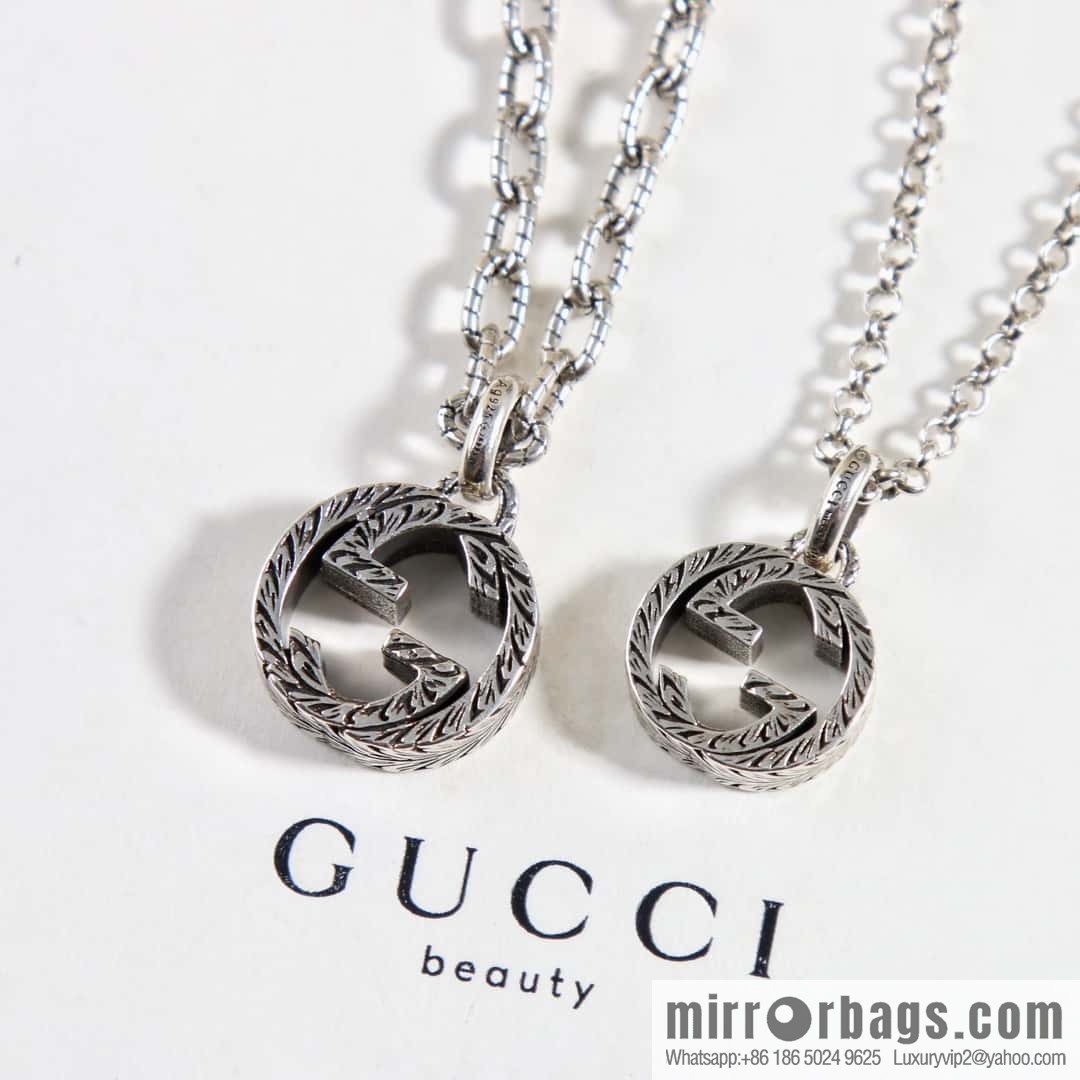 The new Gucci Gucci interlocking double G necklace