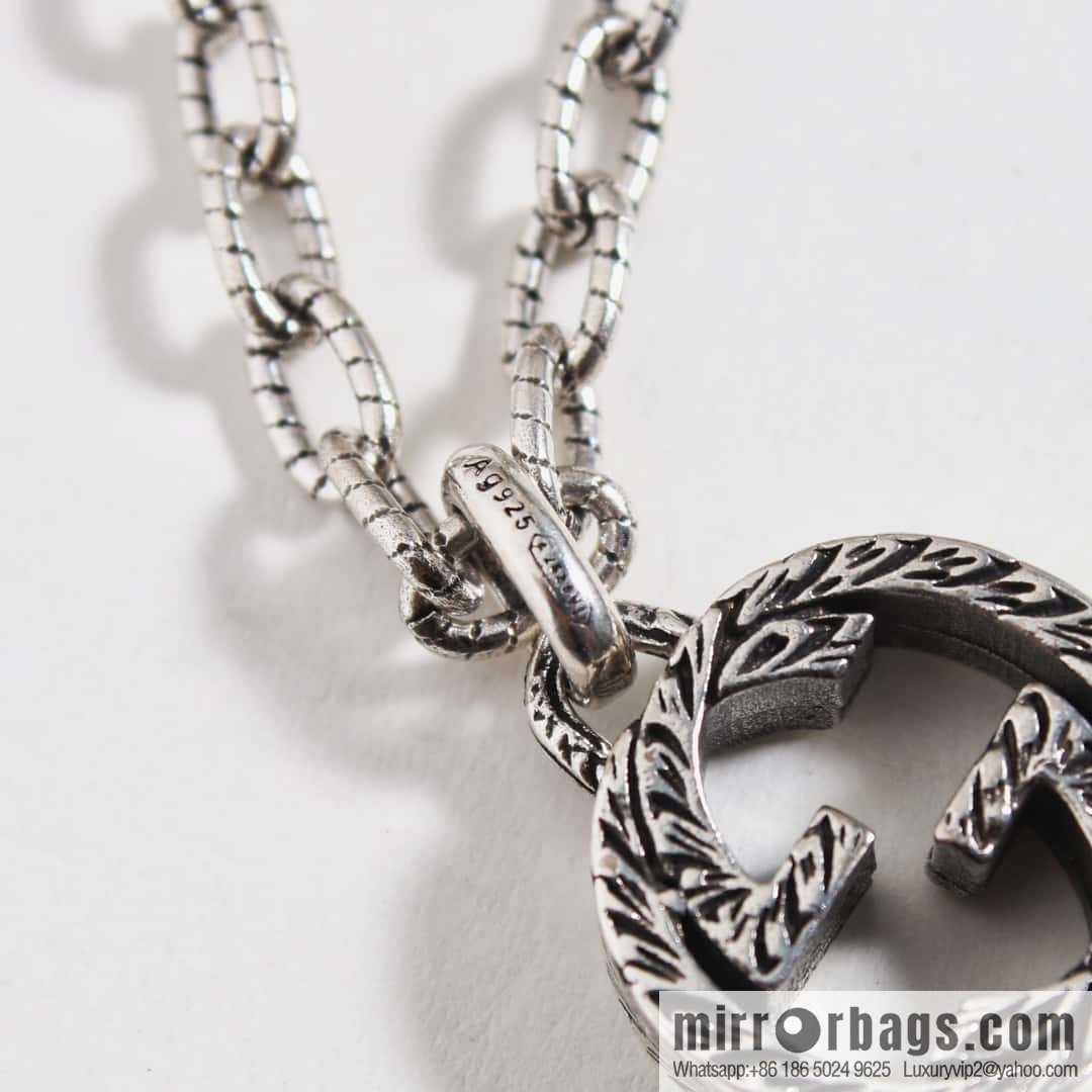 The new Gucci Gucci interlocking double G necklace