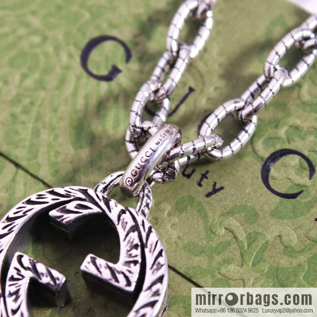 The new Gucci Gucci interlocking double G necklace