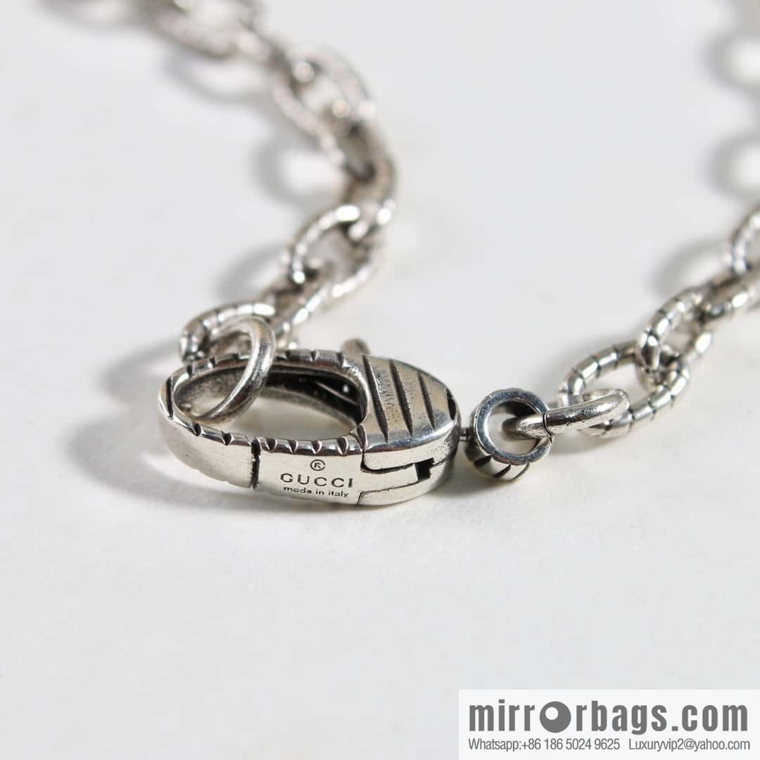 The new Gucci Gucci interlocking double G necklace