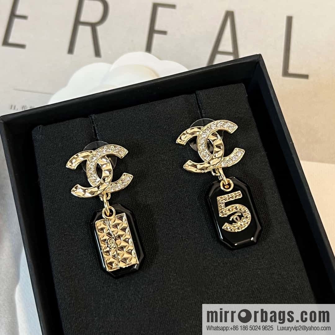 New ☑️ CHANEL Chanel asymmetrical double c-bar acrylic 5-character stud earrings