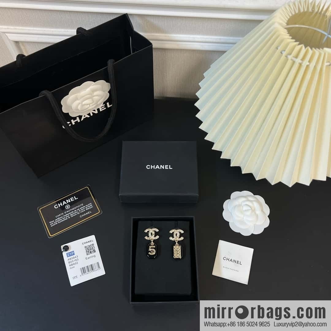New ☑️ CHANEL Chanel asymmetrical double c-bar acrylic 5-character stud earrings