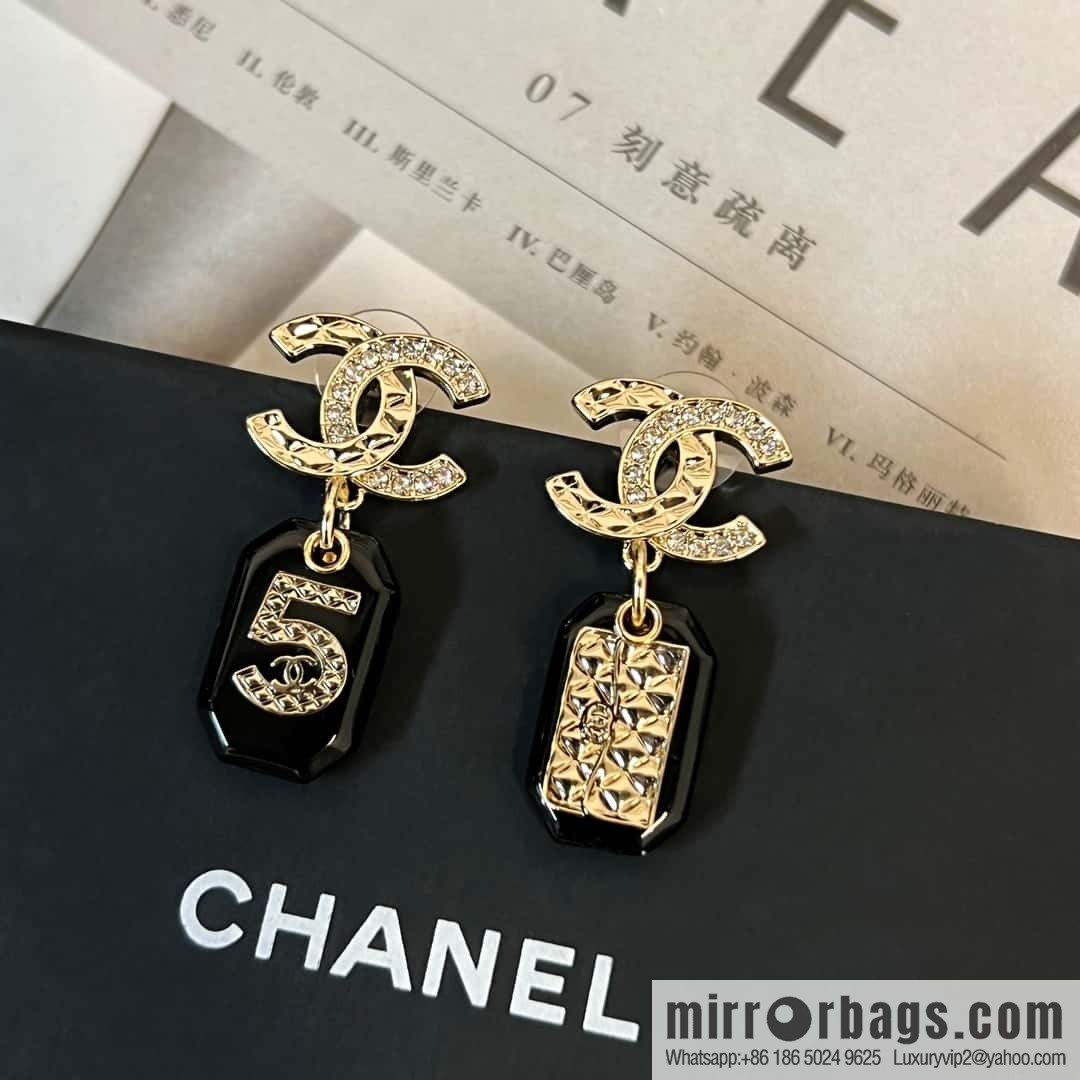 New ☑️ CHANEL Chanel asymmetrical double c-bar acrylic 5-character stud earrings