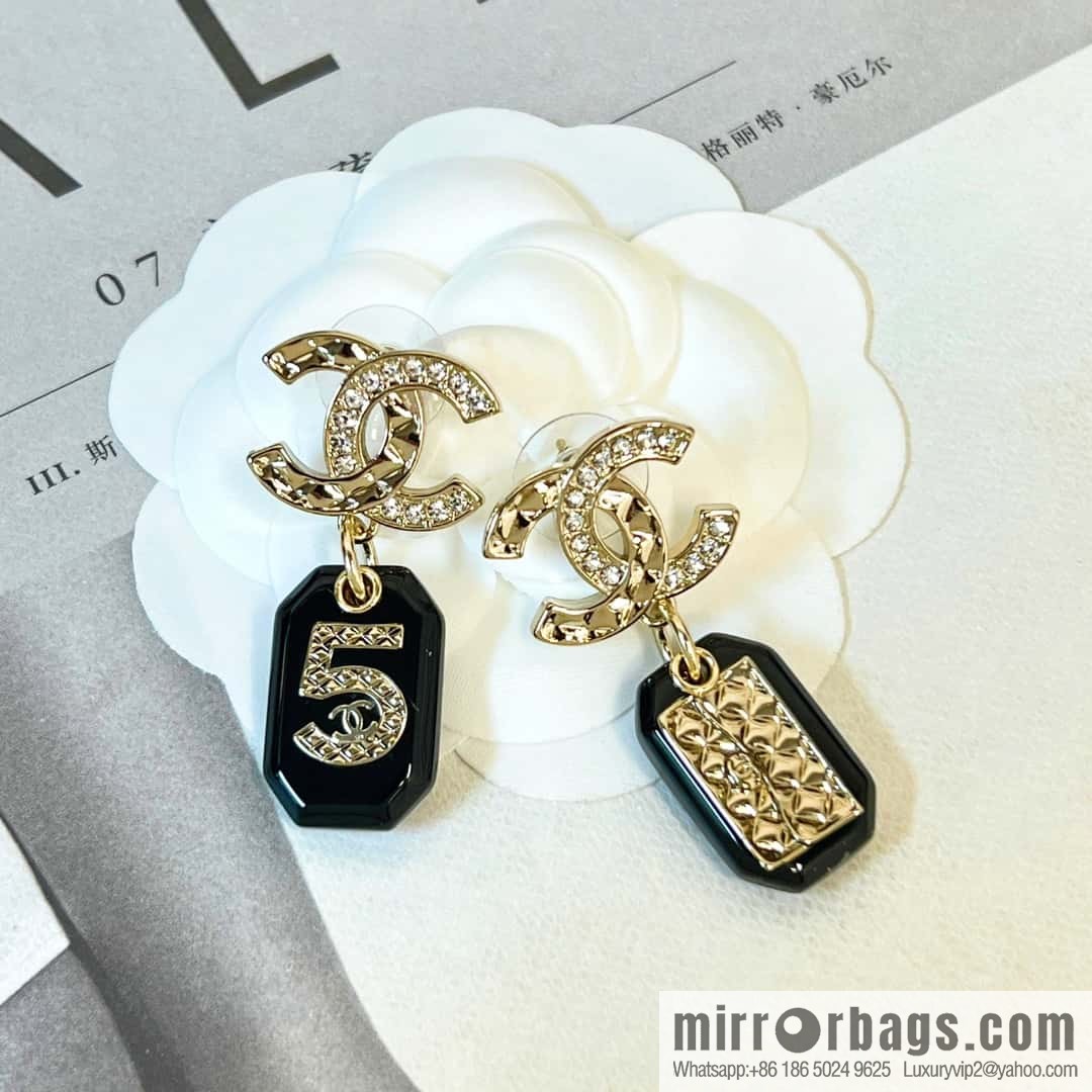 New ☑️ CHANEL Chanel asymmetrical double c-bar acrylic 5-character stud earrings