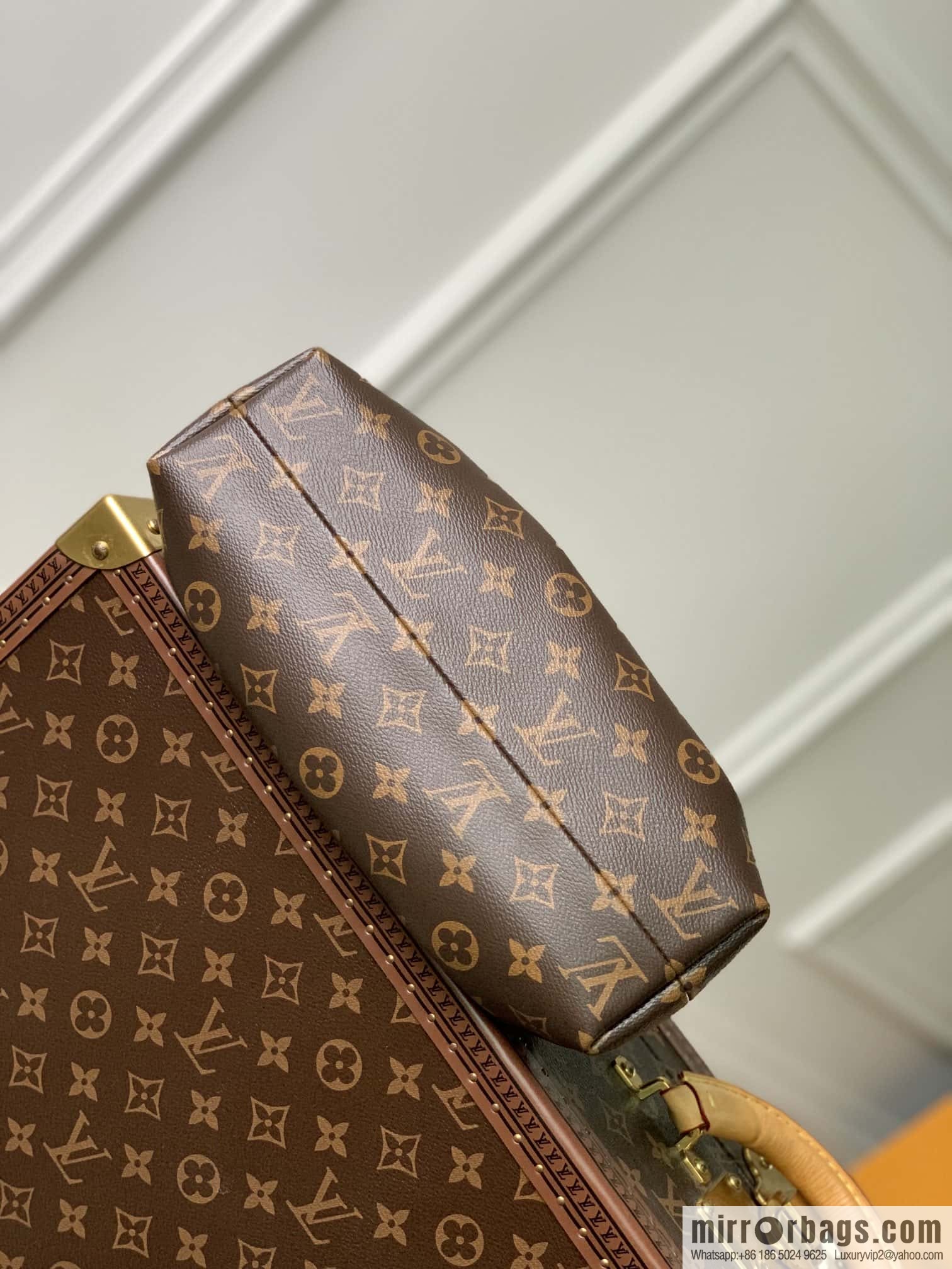 LV M46544 Monogram Clutch