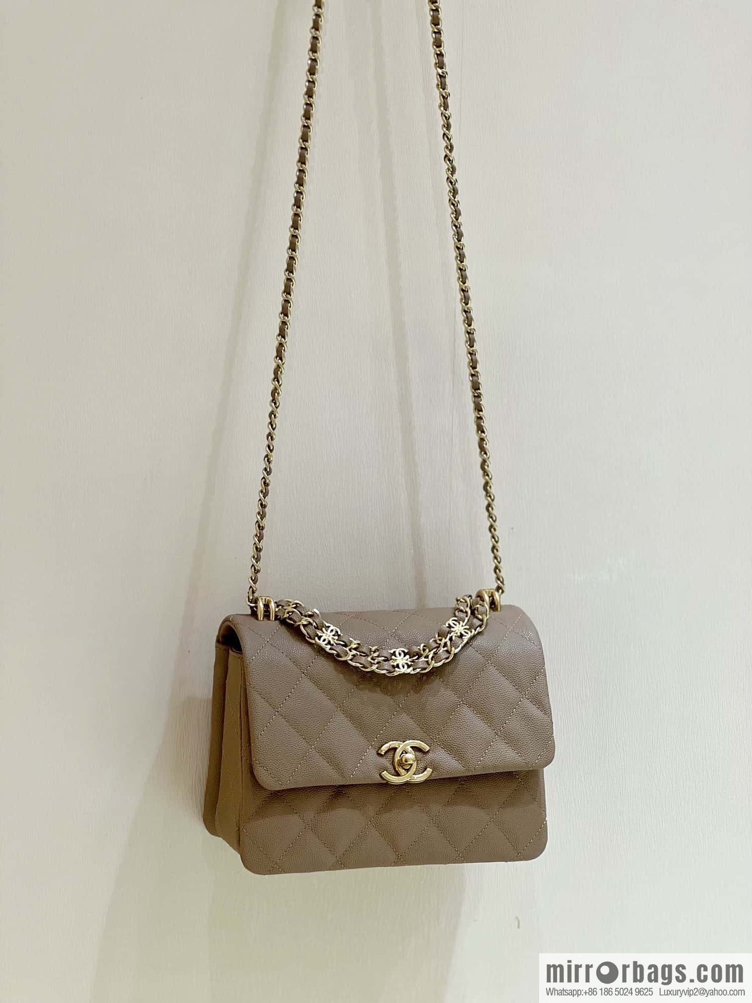 CHANEL 22k autumn and winter high-end ready-to-wear series, lychee leather square fat AS3580 milk tea color