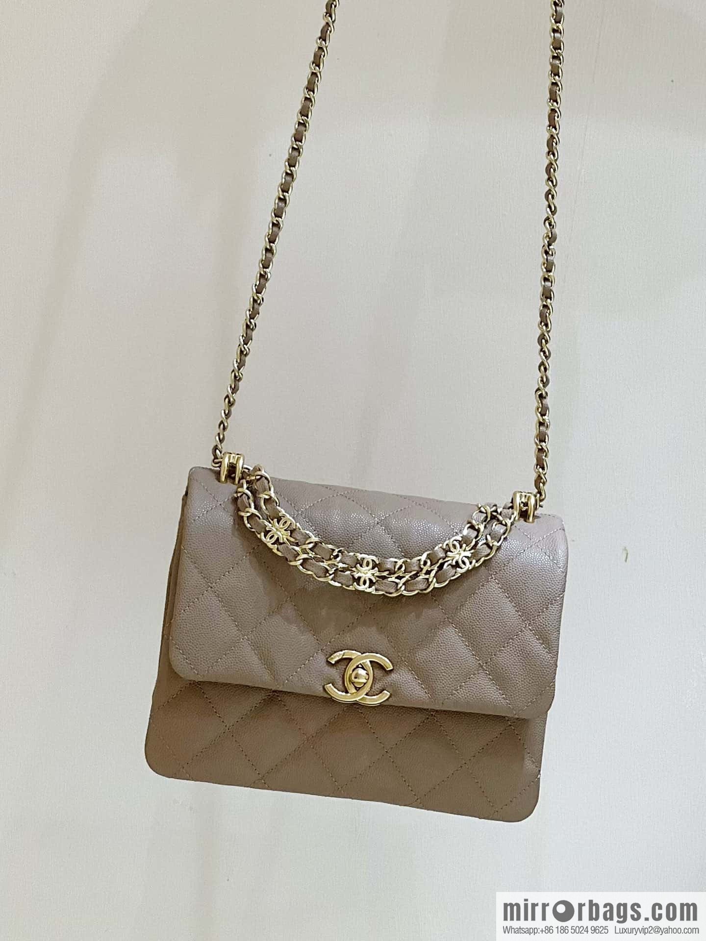 CHANEL 22k autumn and winter high-end ready-to-wear series, lychee leather square fat AS3580 milk tea color