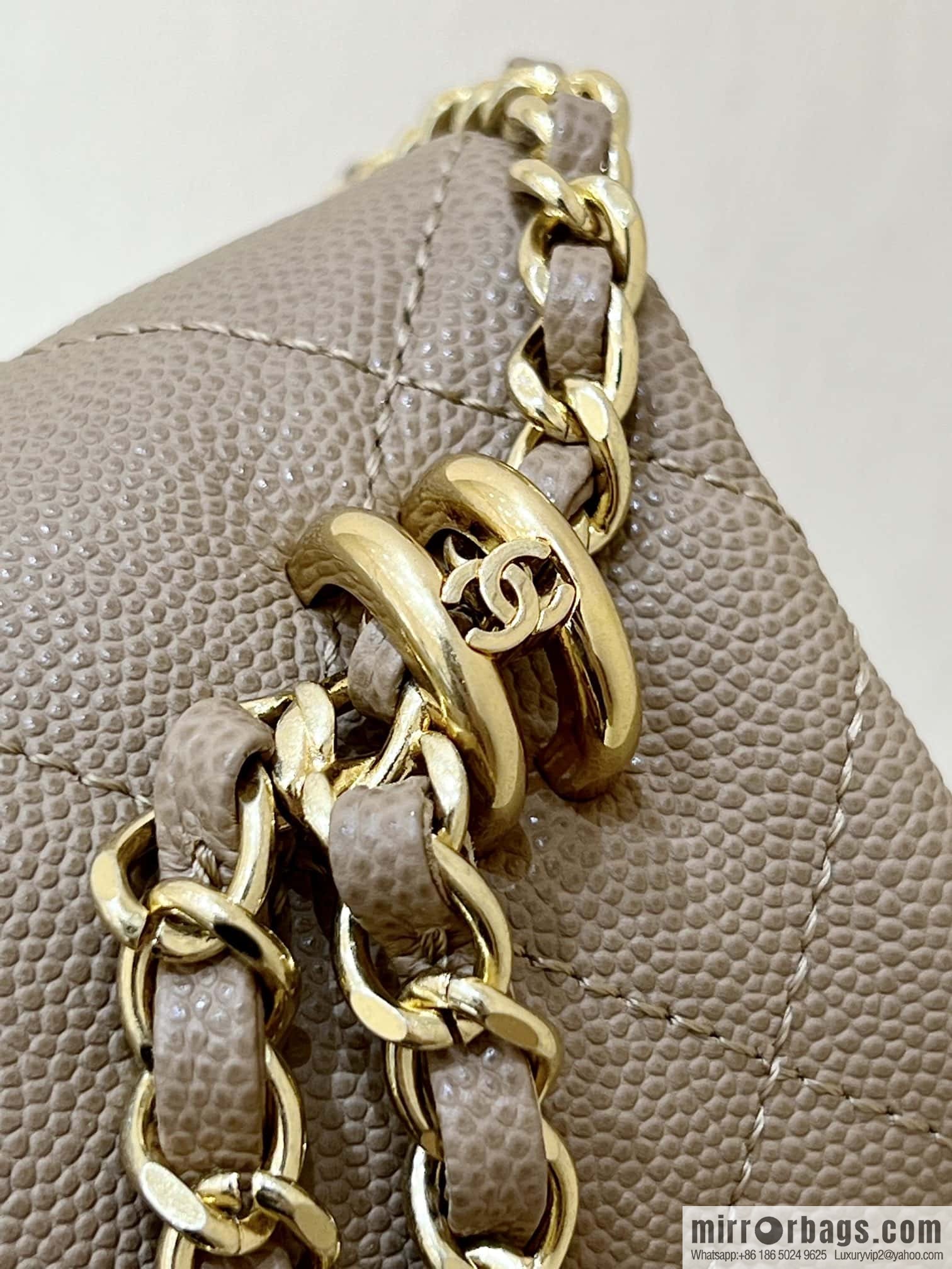 CHANEL 22k autumn and winter high-end ready-to-wear series, lychee leather square fat AS3580 milk tea color