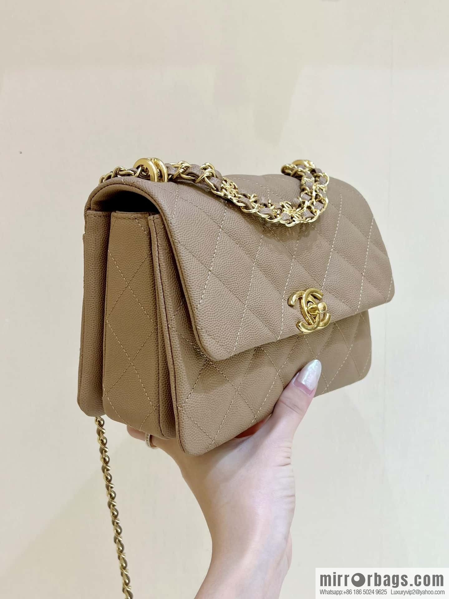 CHANEL 22k autumn and winter high-end ready-to-wear series, lychee leather square fat AS3580 milk tea color