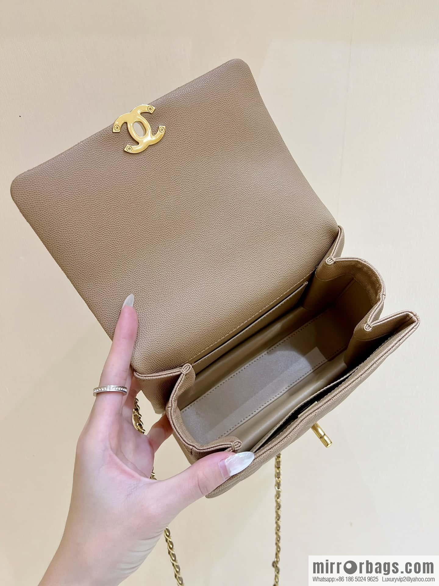 CHANEL 22k autumn and winter high-end ready-to-wear series, lychee leather square fat AS3580 milk tea color
