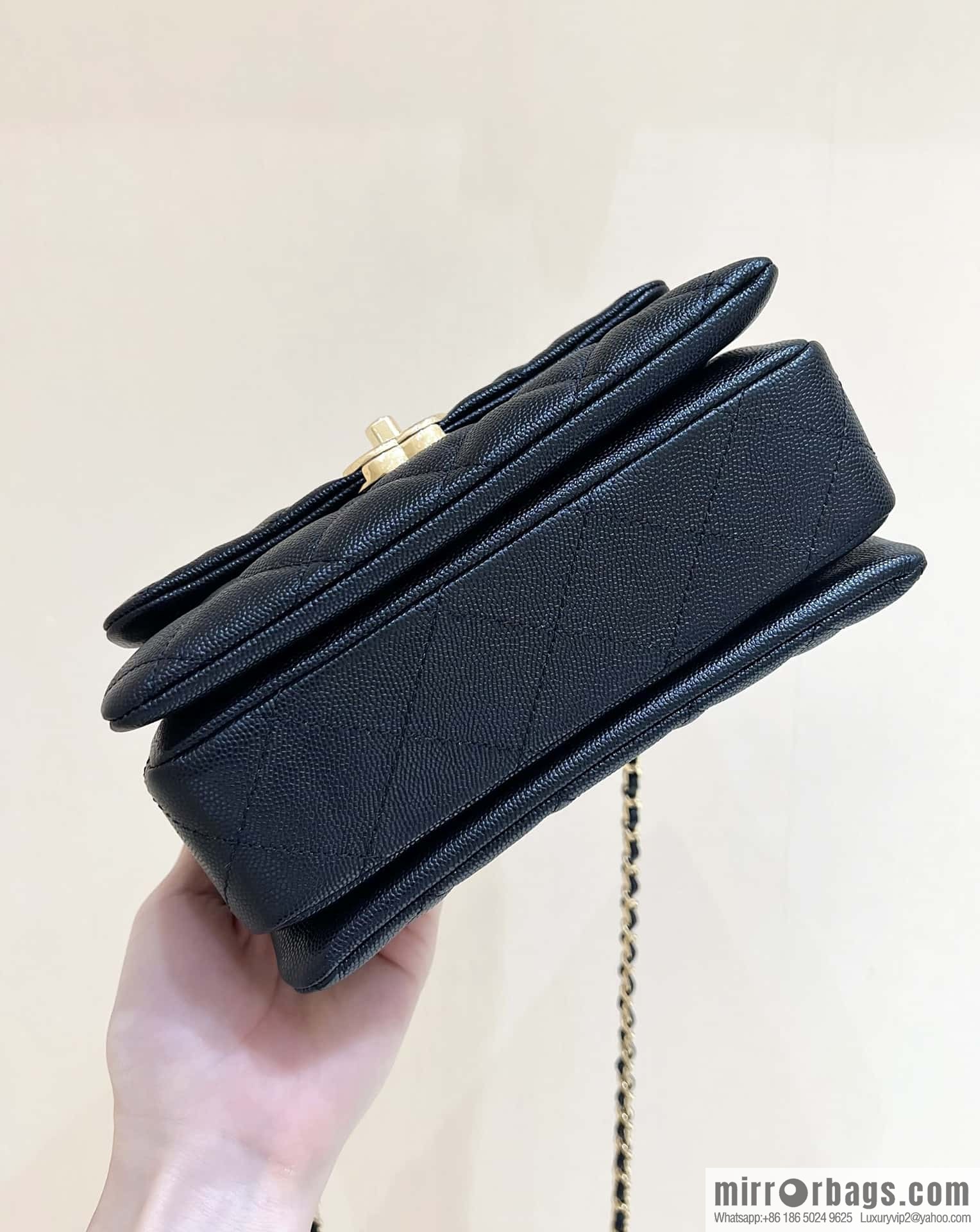 CHANEL 22k autumn and winter high-end ready-to-wear series, lychee leather square fat AS3580 black
