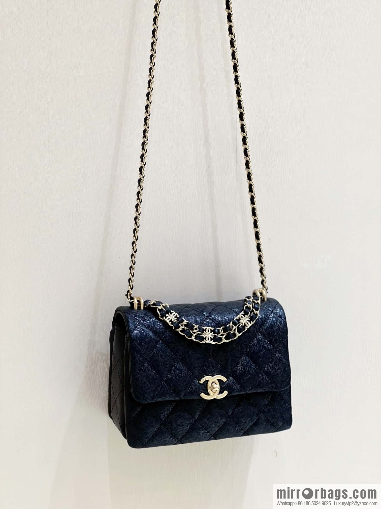 CHANEL 22k autumn and winter high-end ready-to-wear series, lychee leather square fat AS3580 black