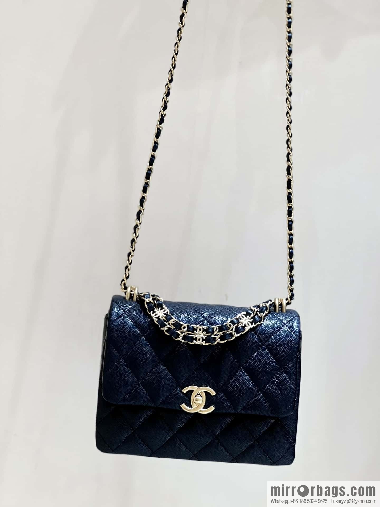 CHANEL 22k autumn and winter high-end ready-to-wear series, lychee leather square fat AS3580 black