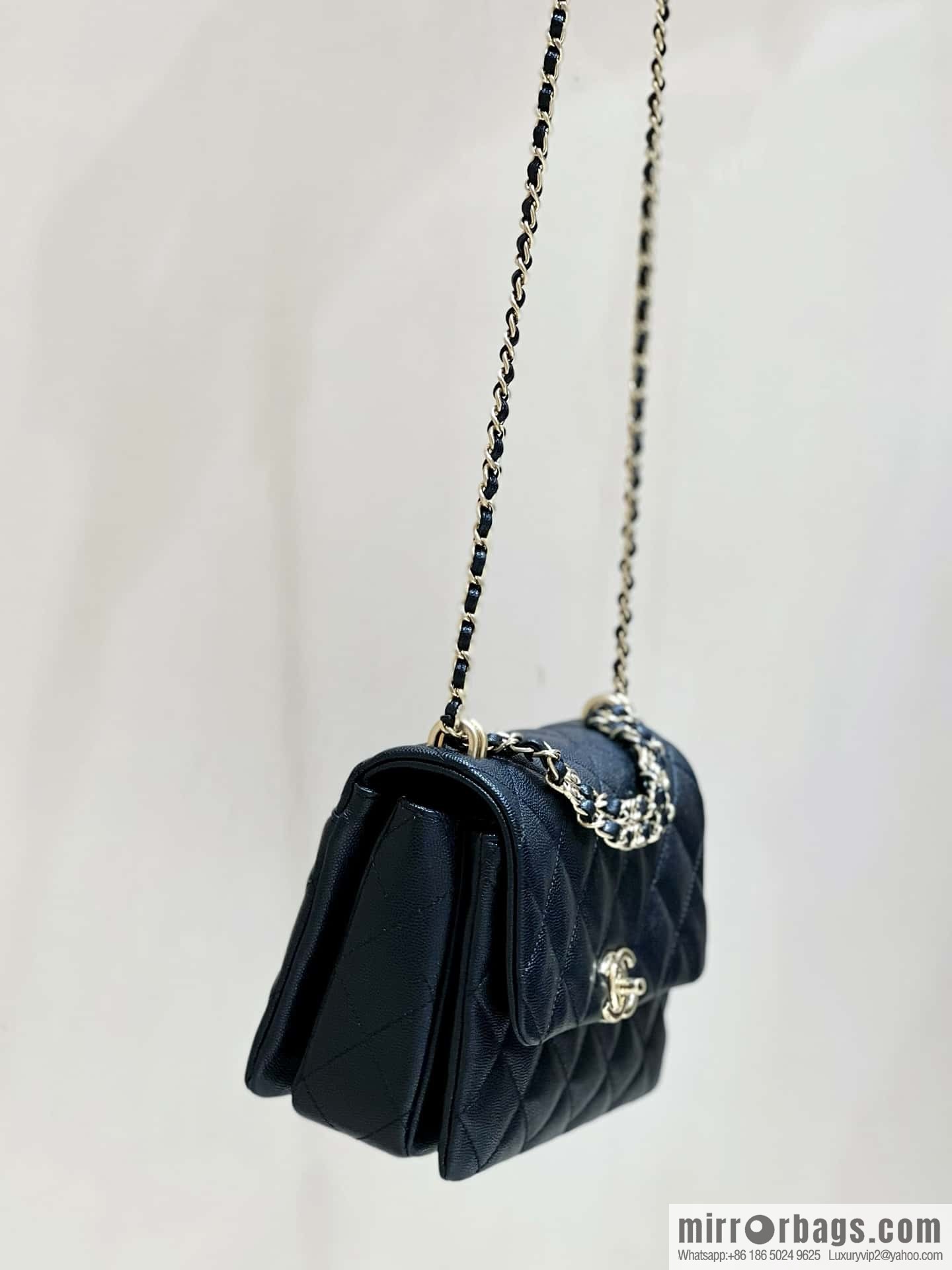 CHANEL 22k autumn and winter high-end ready-to-wear series, lychee leather square fat AS3580 black