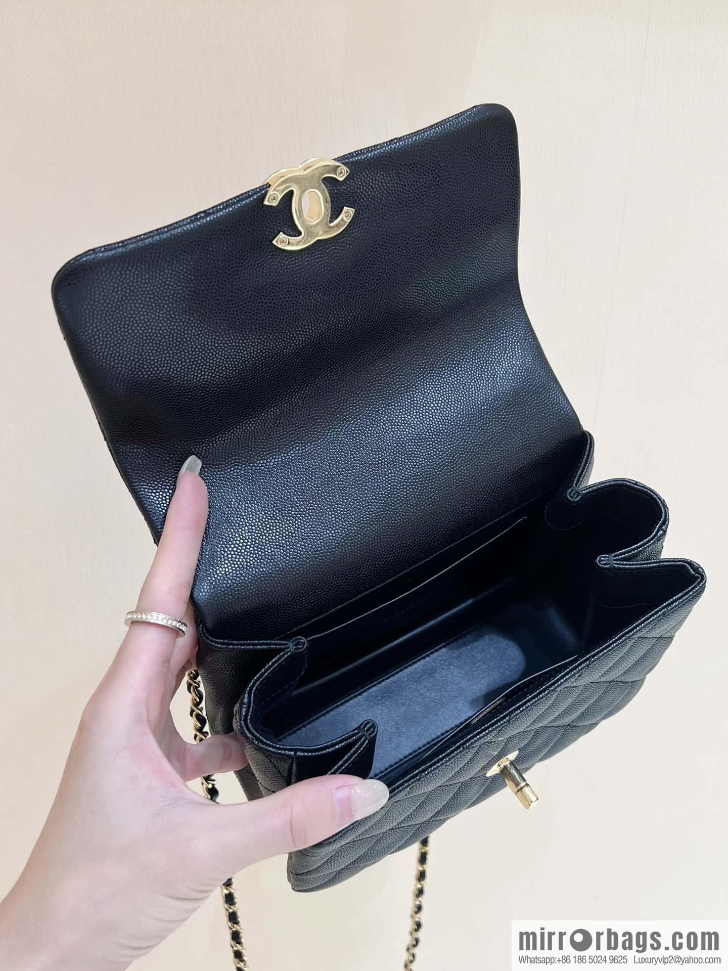 CHANEL 22k autumn and winter high-end ready-to-wear series, lychee leather square fat AS3580 black