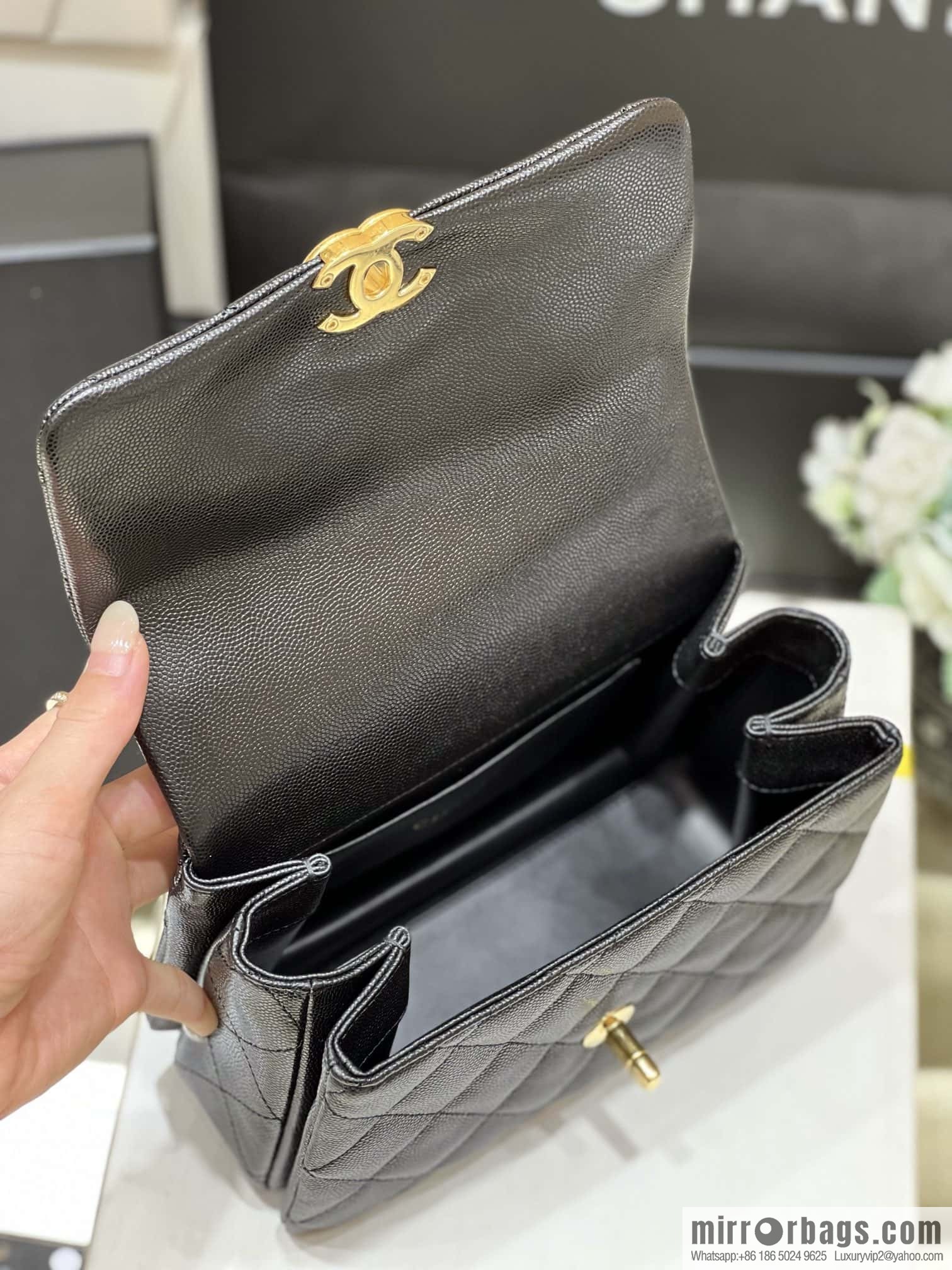 CHANEL 22k autumn and winter high-end ready-to-wear series, lychee leather square fat AS3580 black