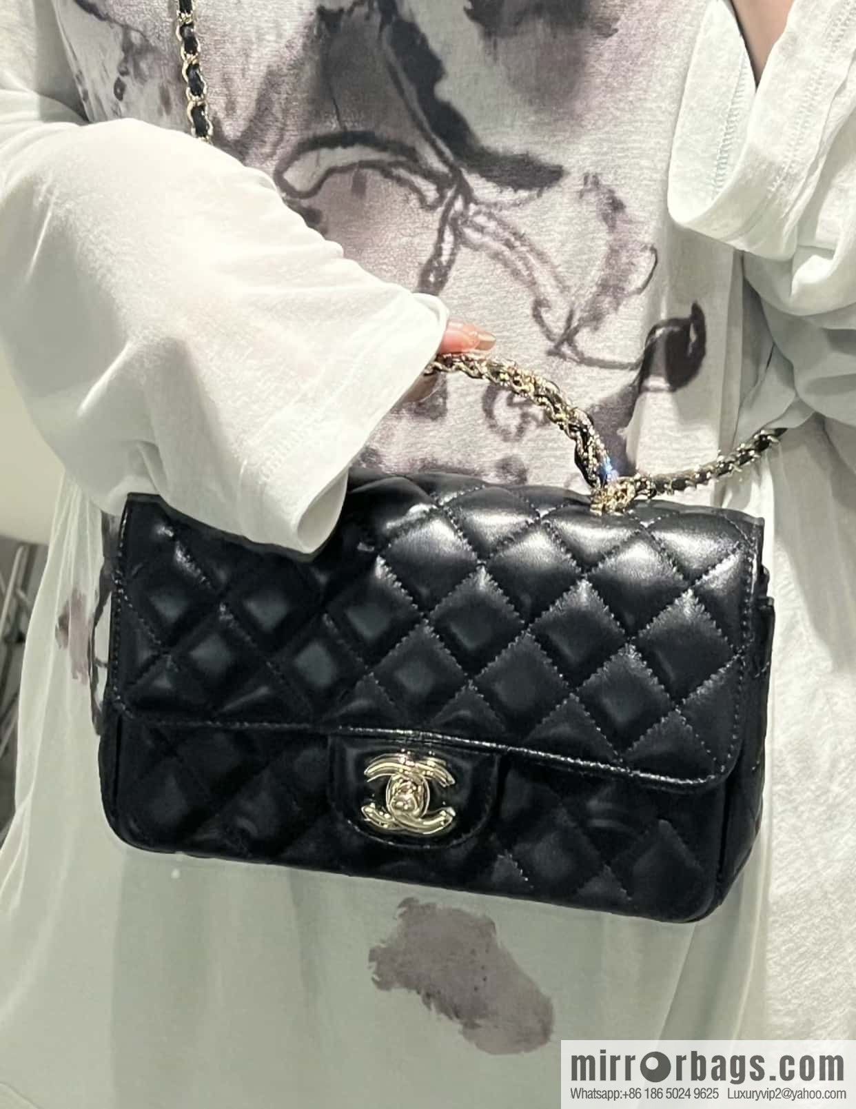 CHANEL 23A rhinestone handle cf medium black AS4141