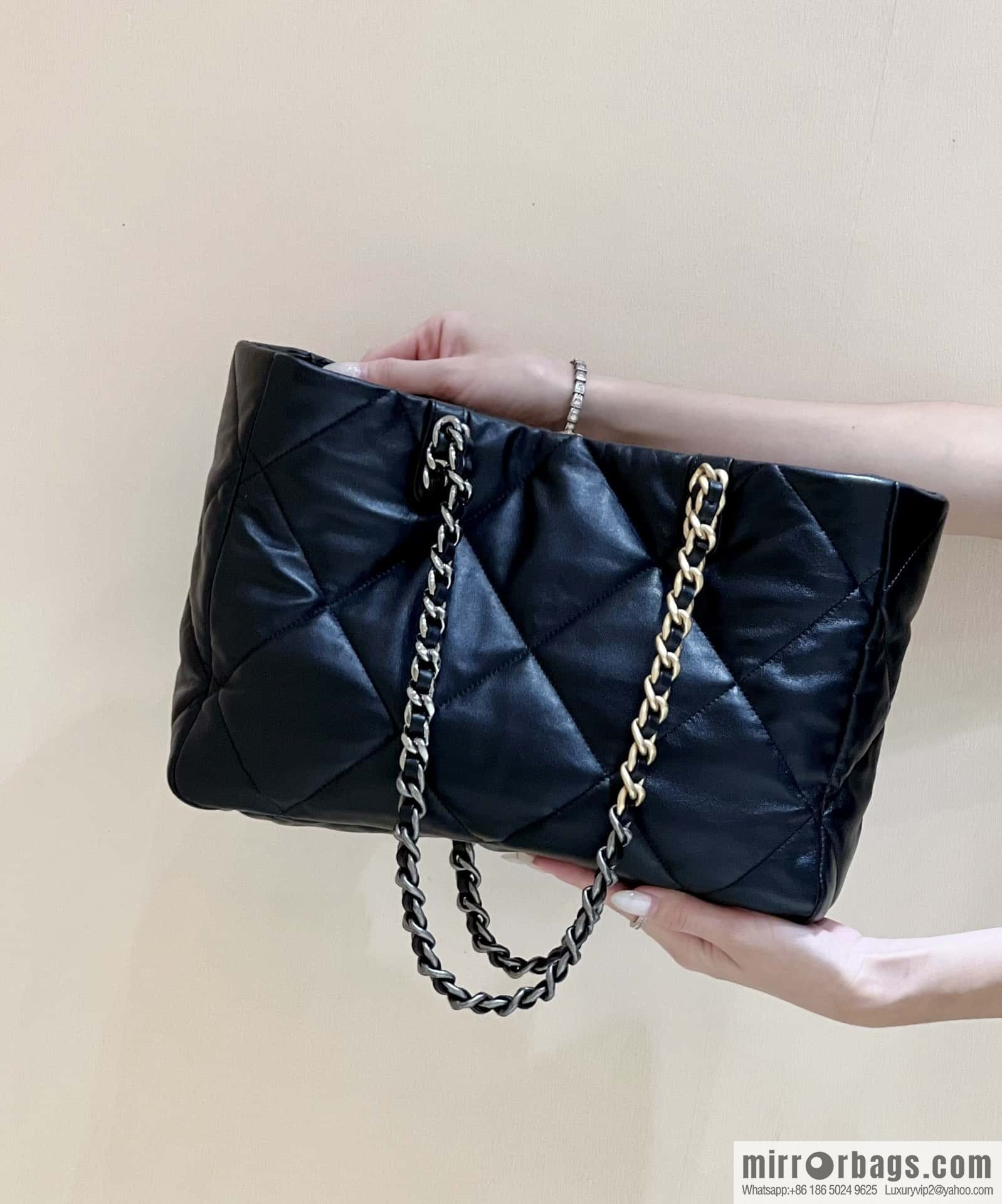 CHANEL 22k autumn and winter high-end ready-to-wear series shopping bag 19 horizontal shopping bag AS3660