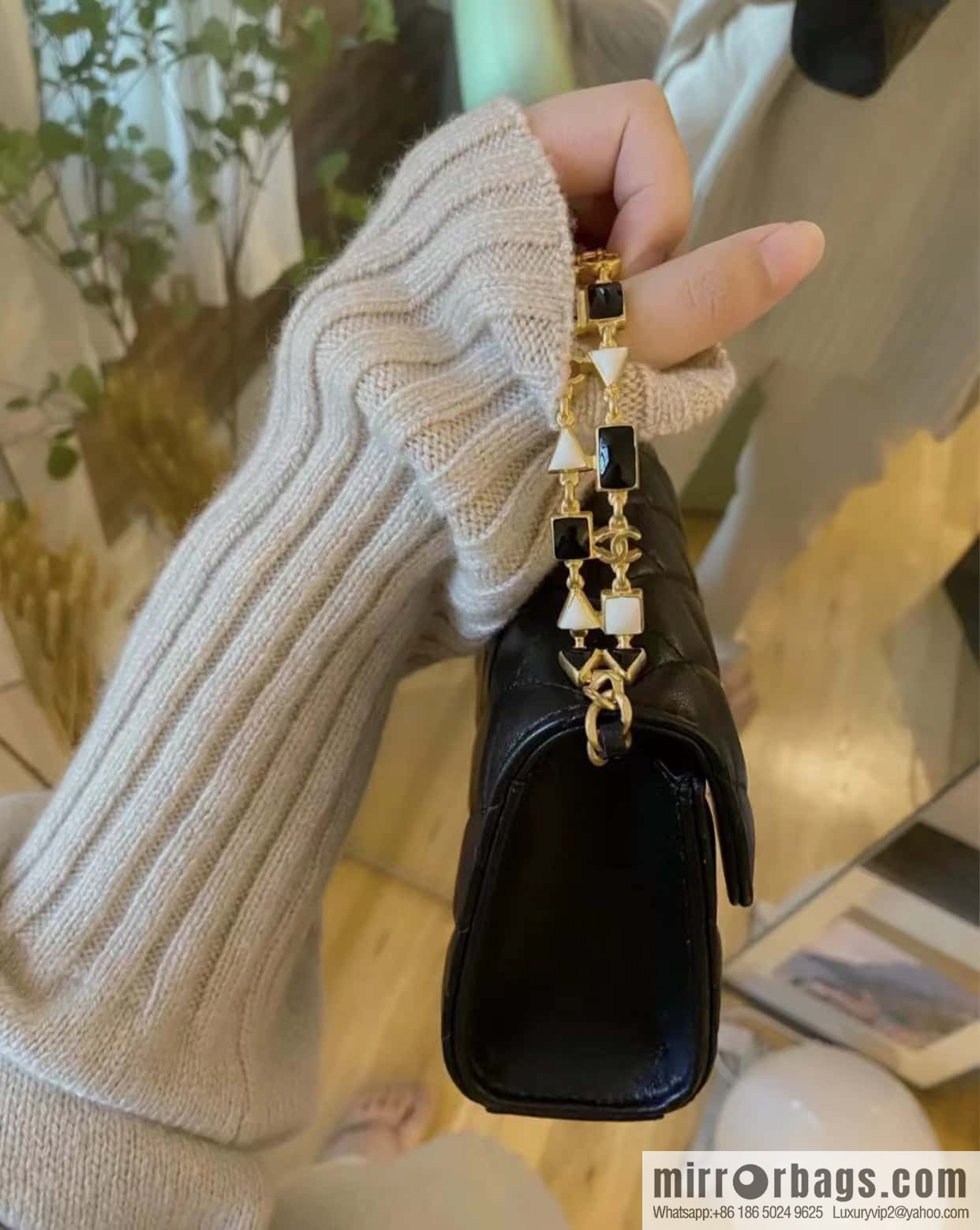 CHANEL 22b autumn and winter new trailer series Kelly enamel handle bag AP2945