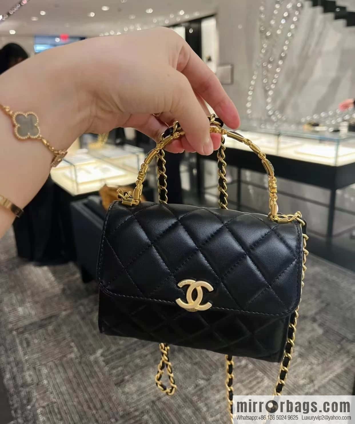 CHANEL 22b autumn and winter new trailer series Kelly enamel handle bag AP2945