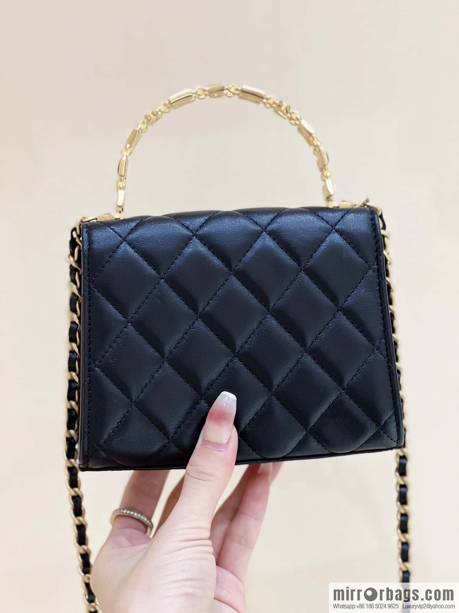 CHANEL 22b autumn and winter new trailer series Kelly enamel handle bag AP2945