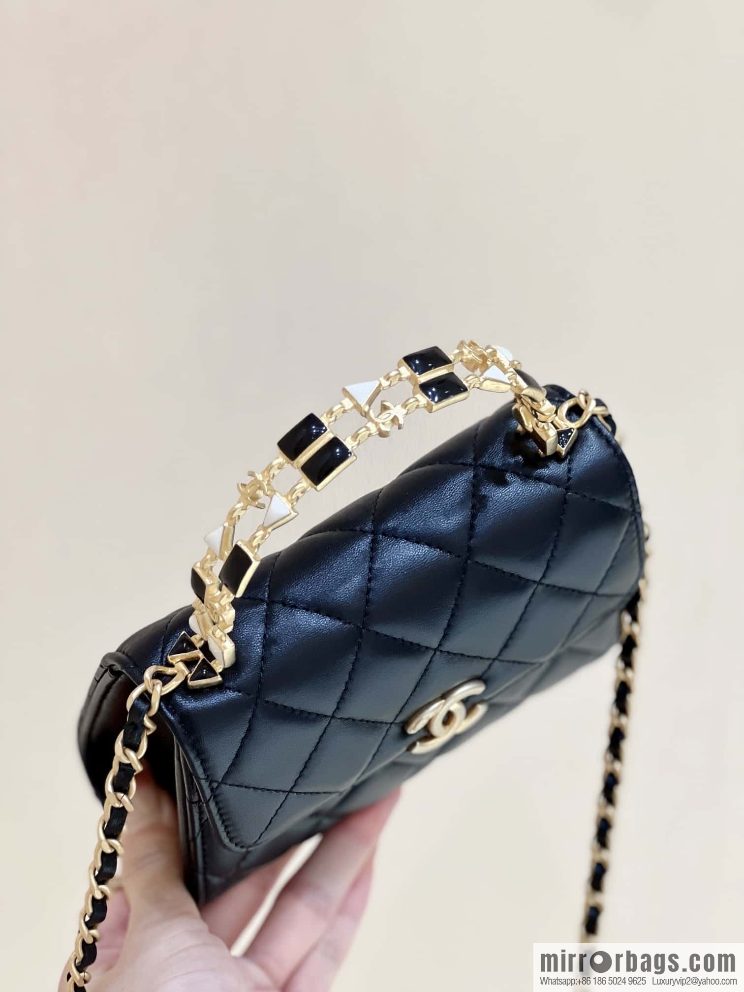 CHANEL 22b autumn and winter new trailer series Kelly enamel handle bag AP2945