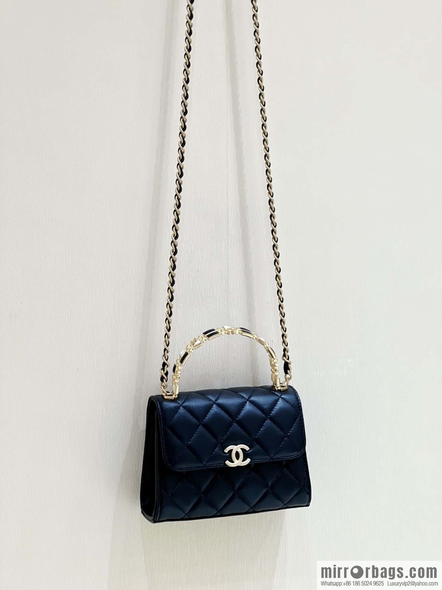 CHANEL 22b autumn and winter new trailer series Kelly enamel handle bag AP2945