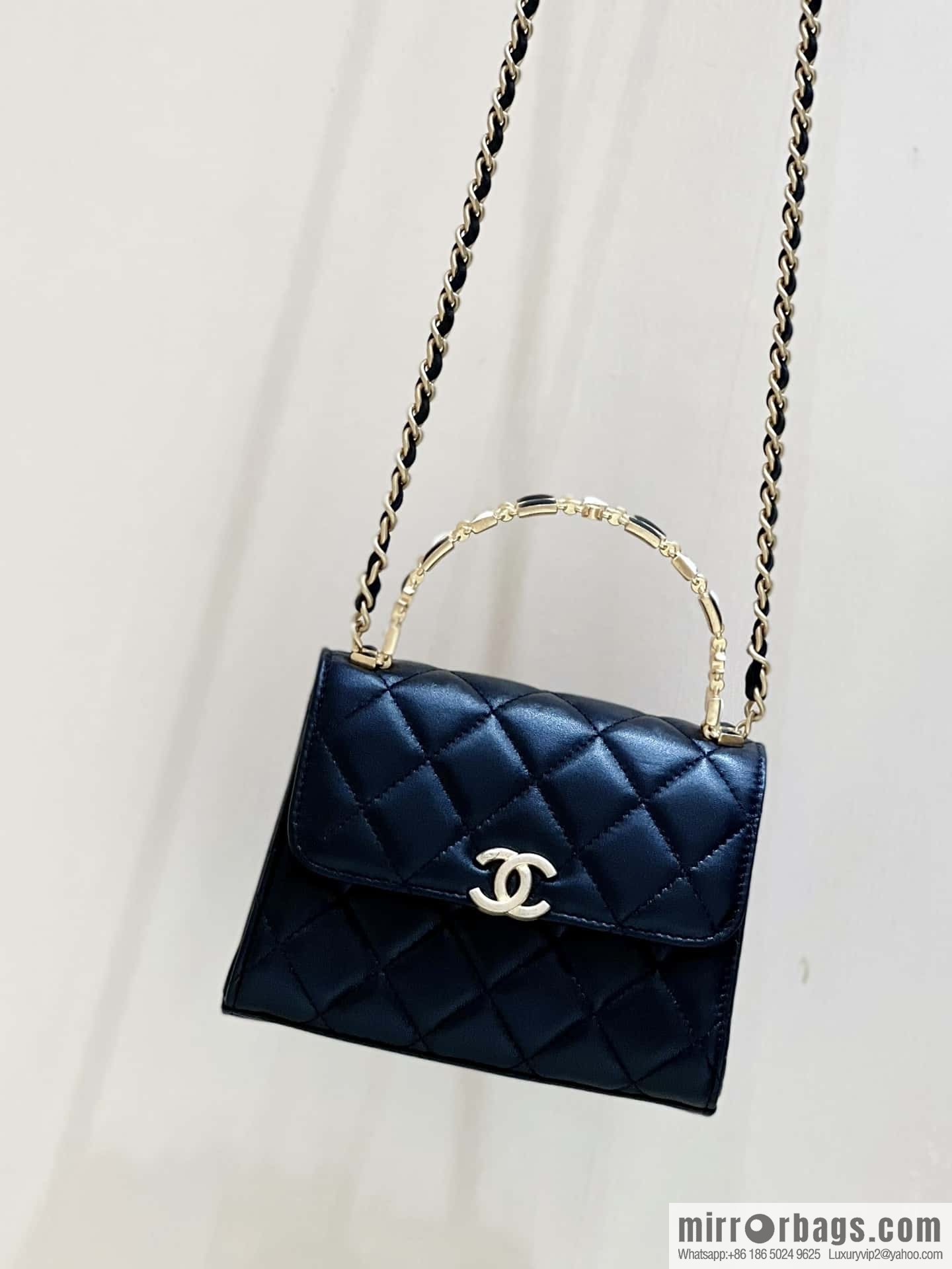 CHANEL 22b autumn and winter new trailer series Kelly enamel handle bag AP2945