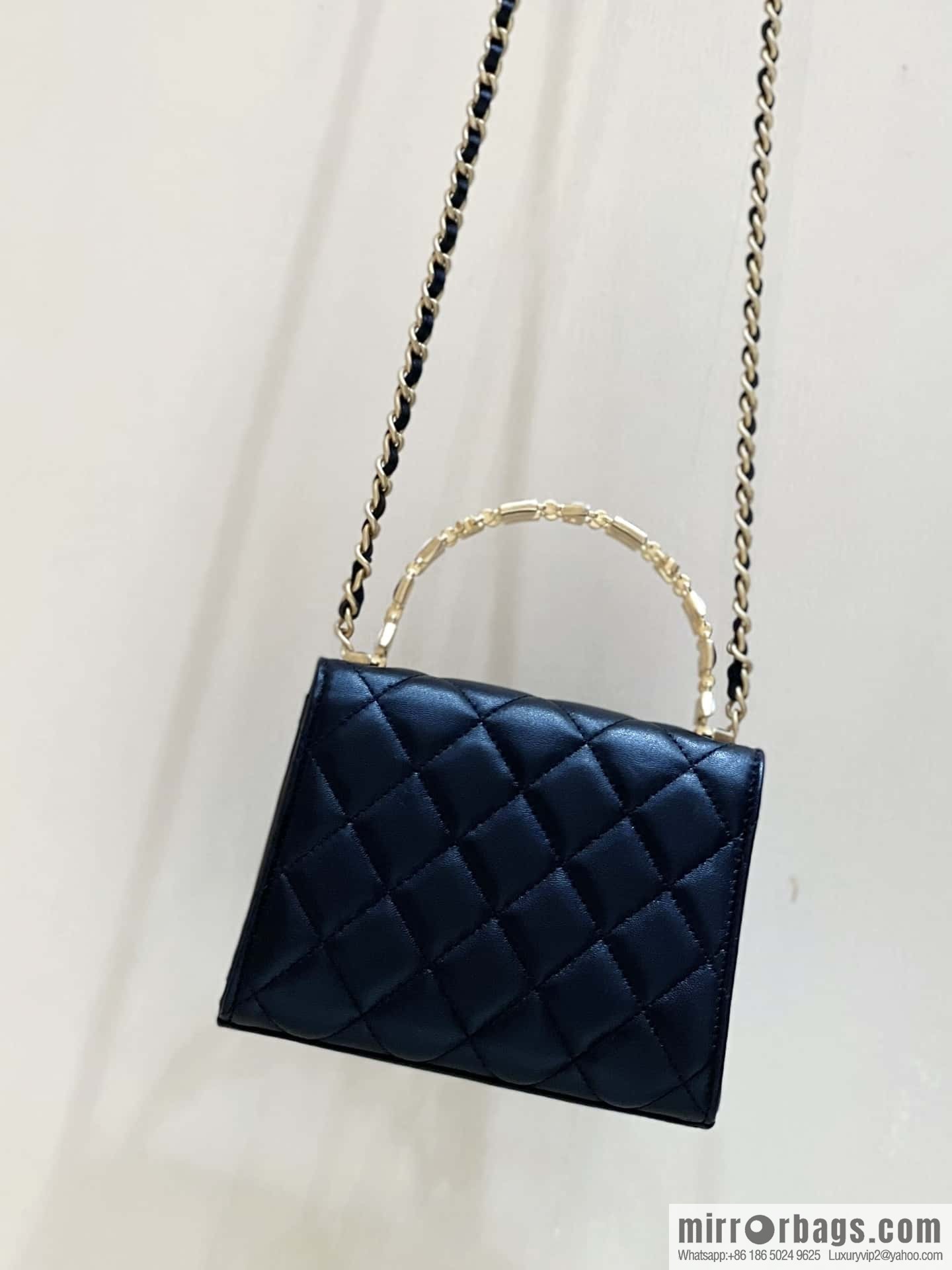 CHANEL 22b autumn and winter new trailer series Kelly enamel handle bag AP2945