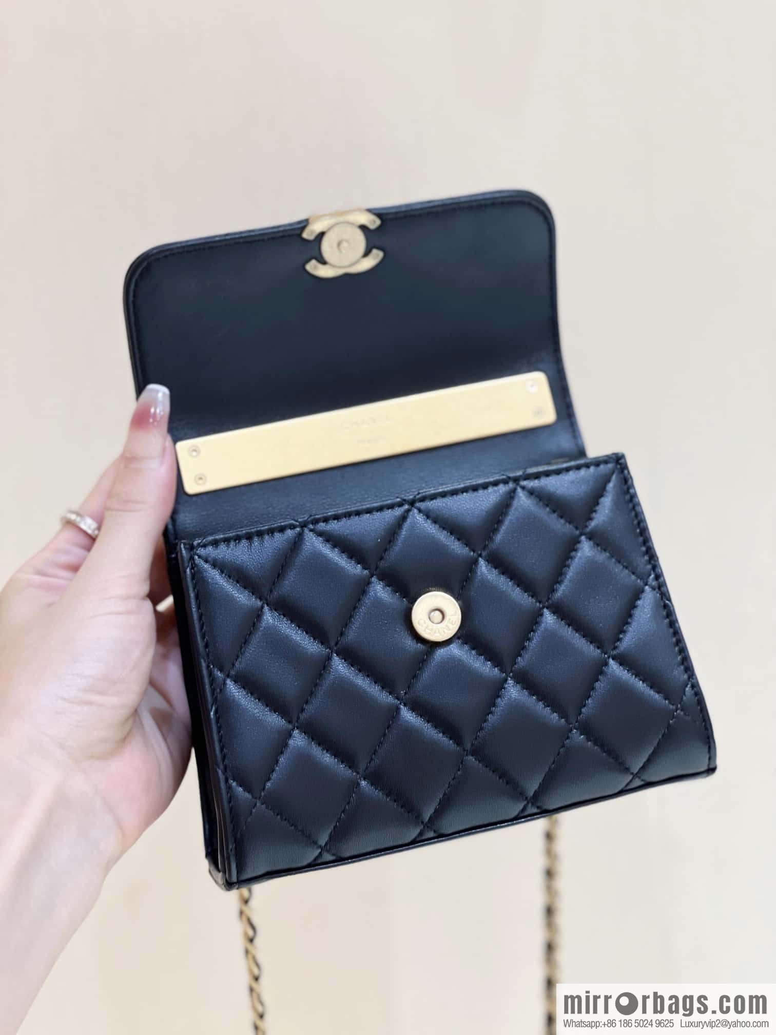 CHANEL 22b autumn and winter new trailer series Kelly enamel handle bag AP2945