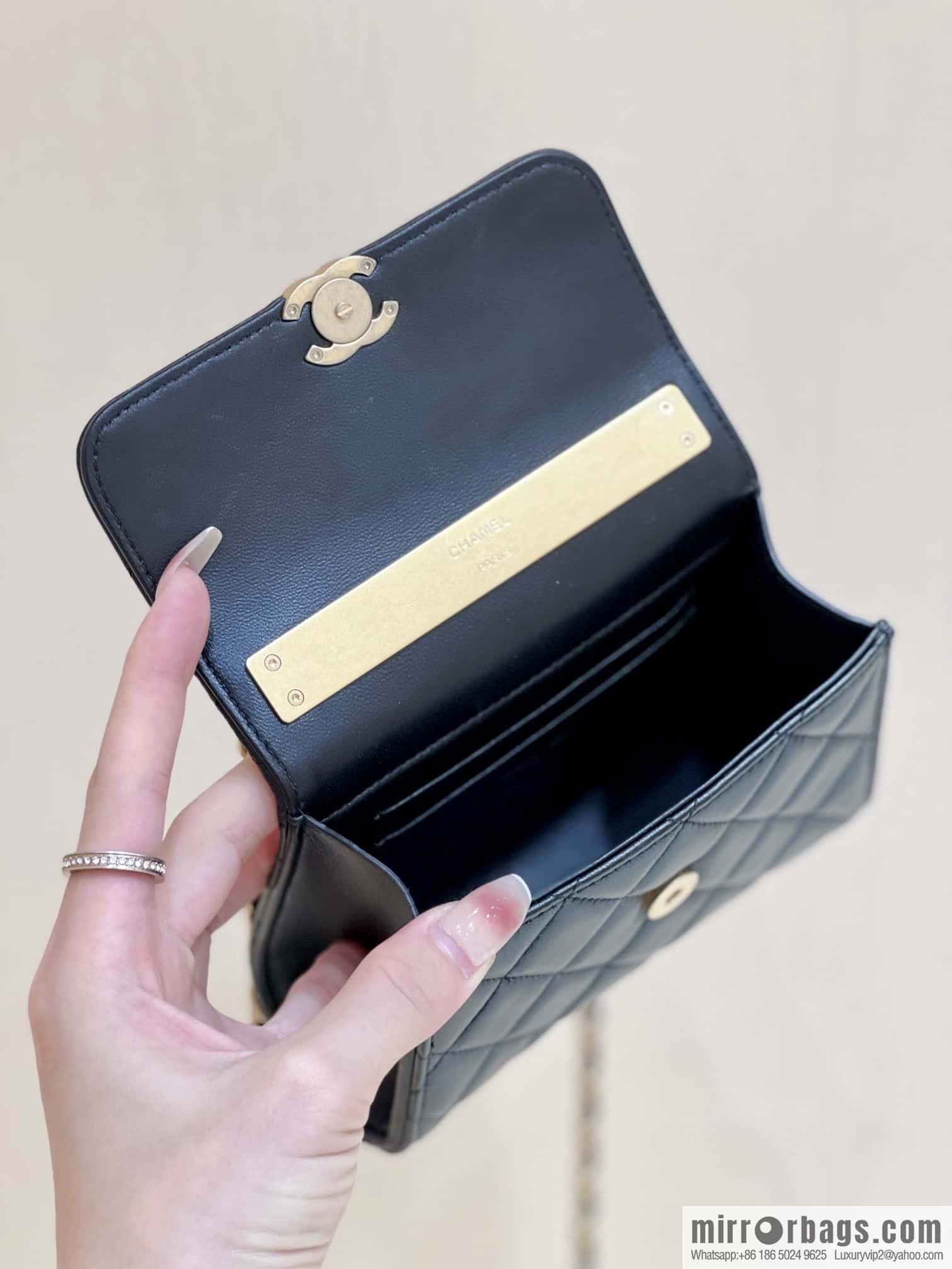CHANEL 22b autumn and winter new trailer series Kelly enamel handle bag AP2945