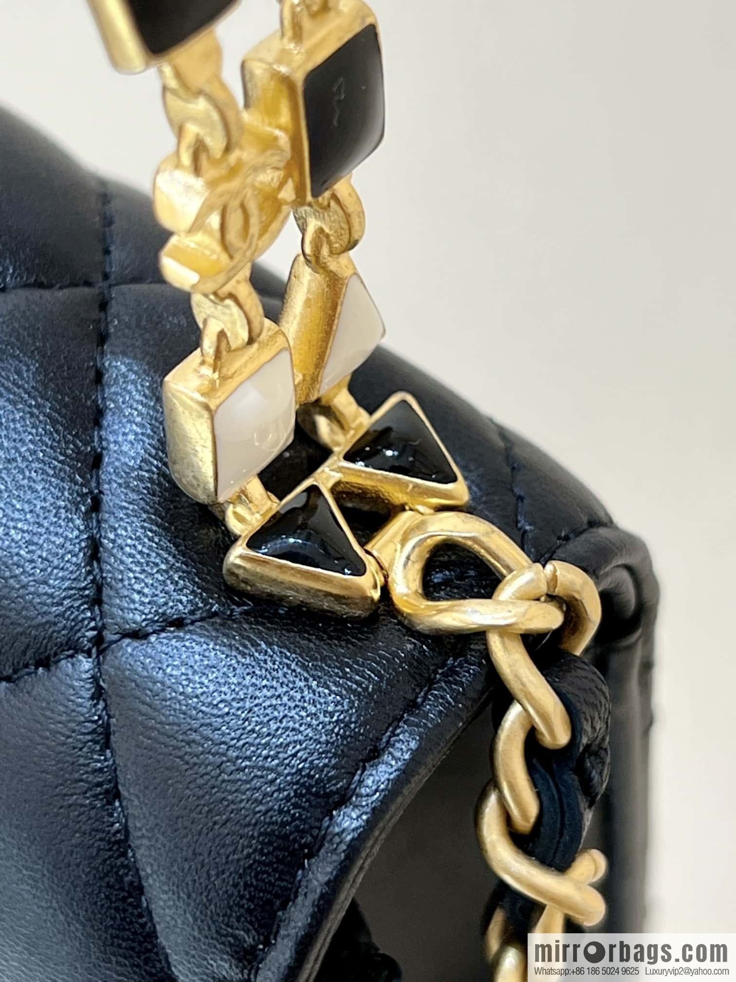 CHANEL 22b autumn and winter new trailer series Kelly enamel handle bag AP2945