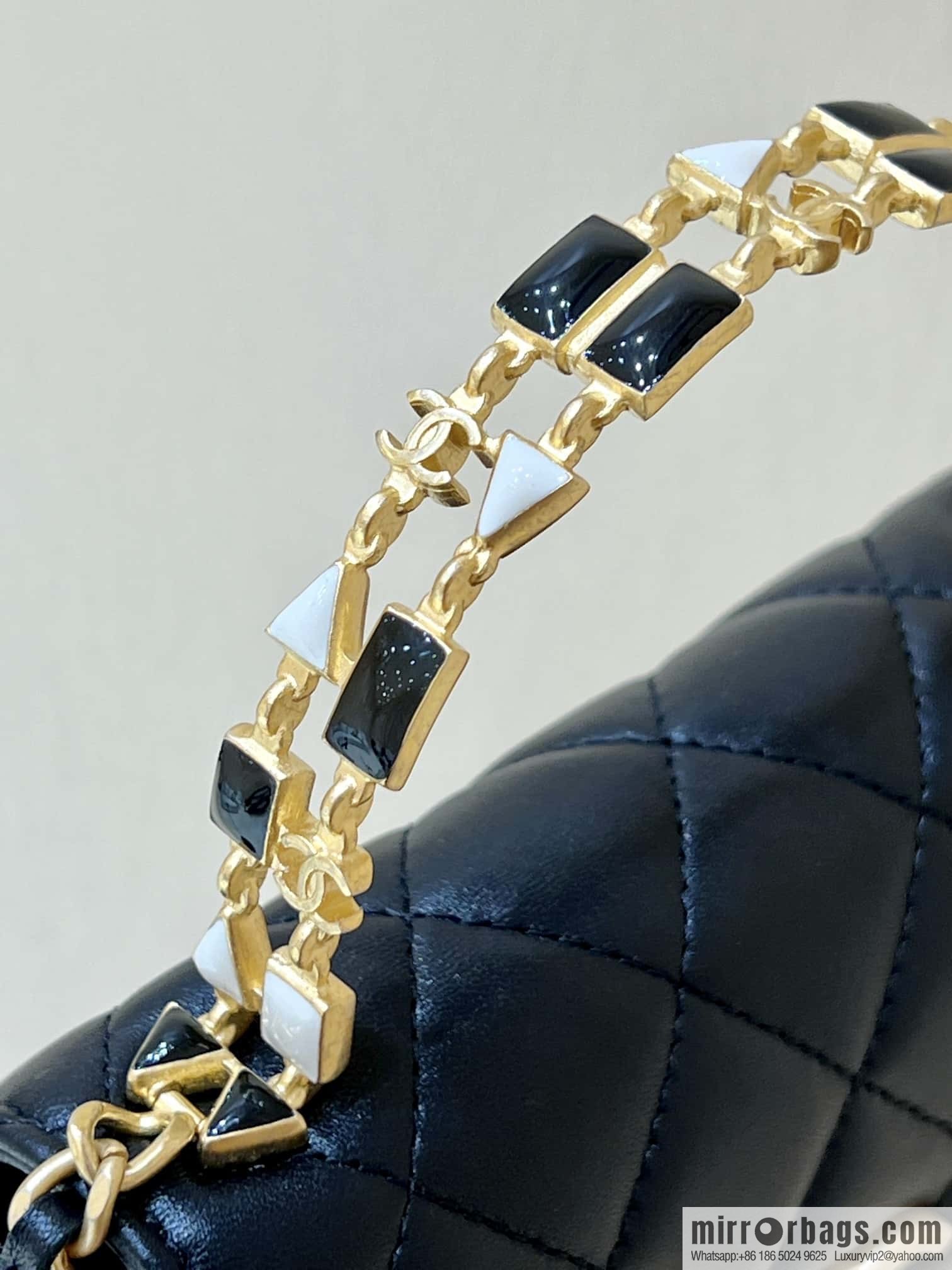 CHANEL 22b autumn and winter new trailer series Kelly enamel handle bag AP2945