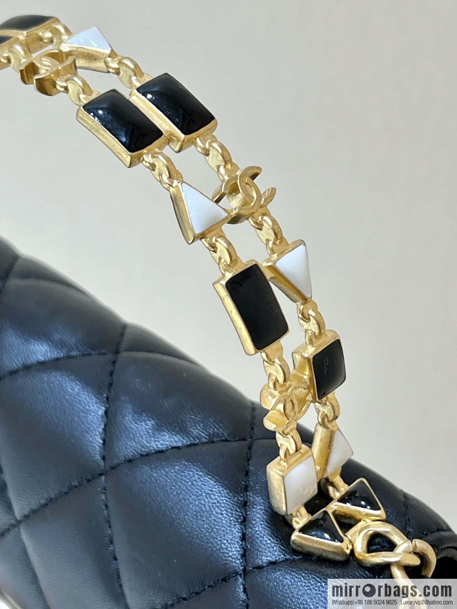 CHANEL 22b autumn and winter new trailer series Kelly enamel handle bag AP2945