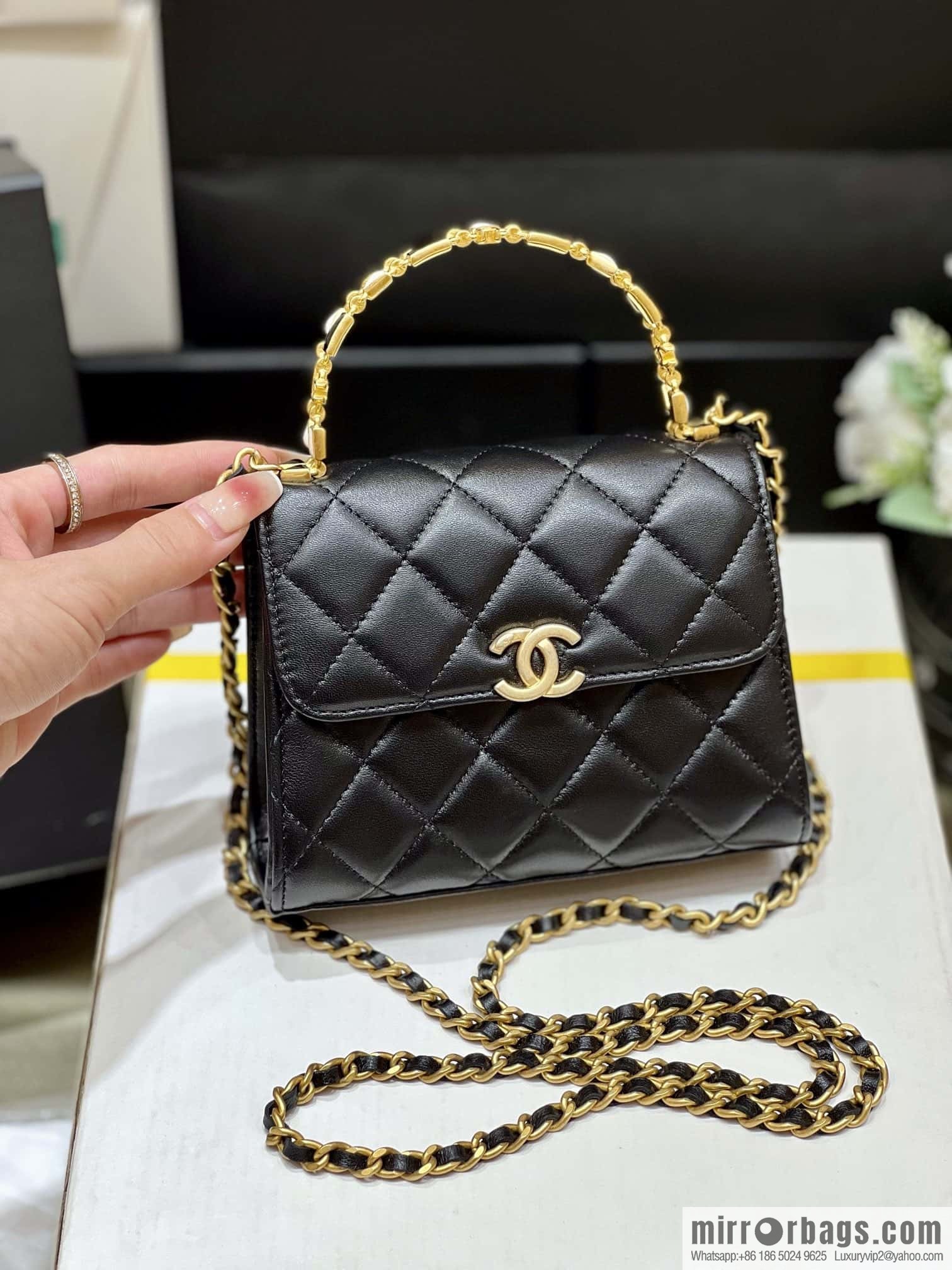 CHANEL 22b autumn and winter new trailer series Kelly enamel handle bag AP2945