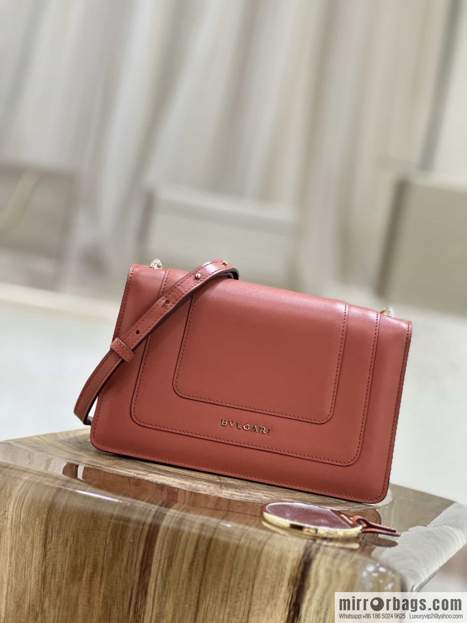 𝘽𝙑𝙇𝙂𝘼𝙍𝙄𝙎𝙀𝙍𝙋𝙀𝙉𝙏𝙄𝙁𝙊𝙍𝙀𝙑𝙀𝙍 counter hot-selling series Serpenti Forever exquisite crossbody bag Model: 38102
