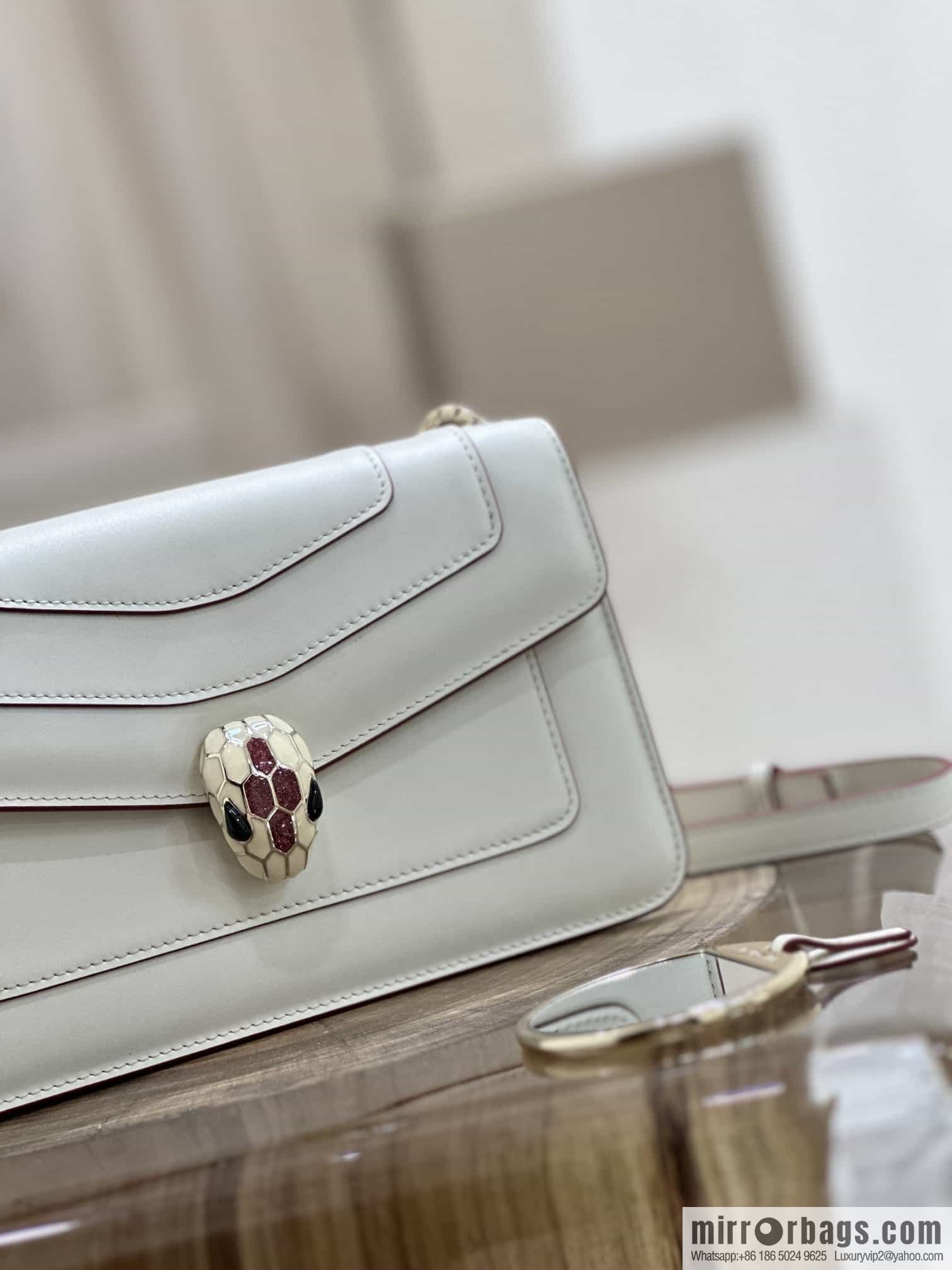 𝘽𝙑𝙇𝙂𝘼𝙍𝙄𝙎𝙀𝙍𝙋𝙀𝙉𝙏𝙄𝙁𝙊𝙍𝙀𝙑𝙀𝙍 counter hot-selling series Serpenti Forever exquisite crossbody bag Model: 38102
