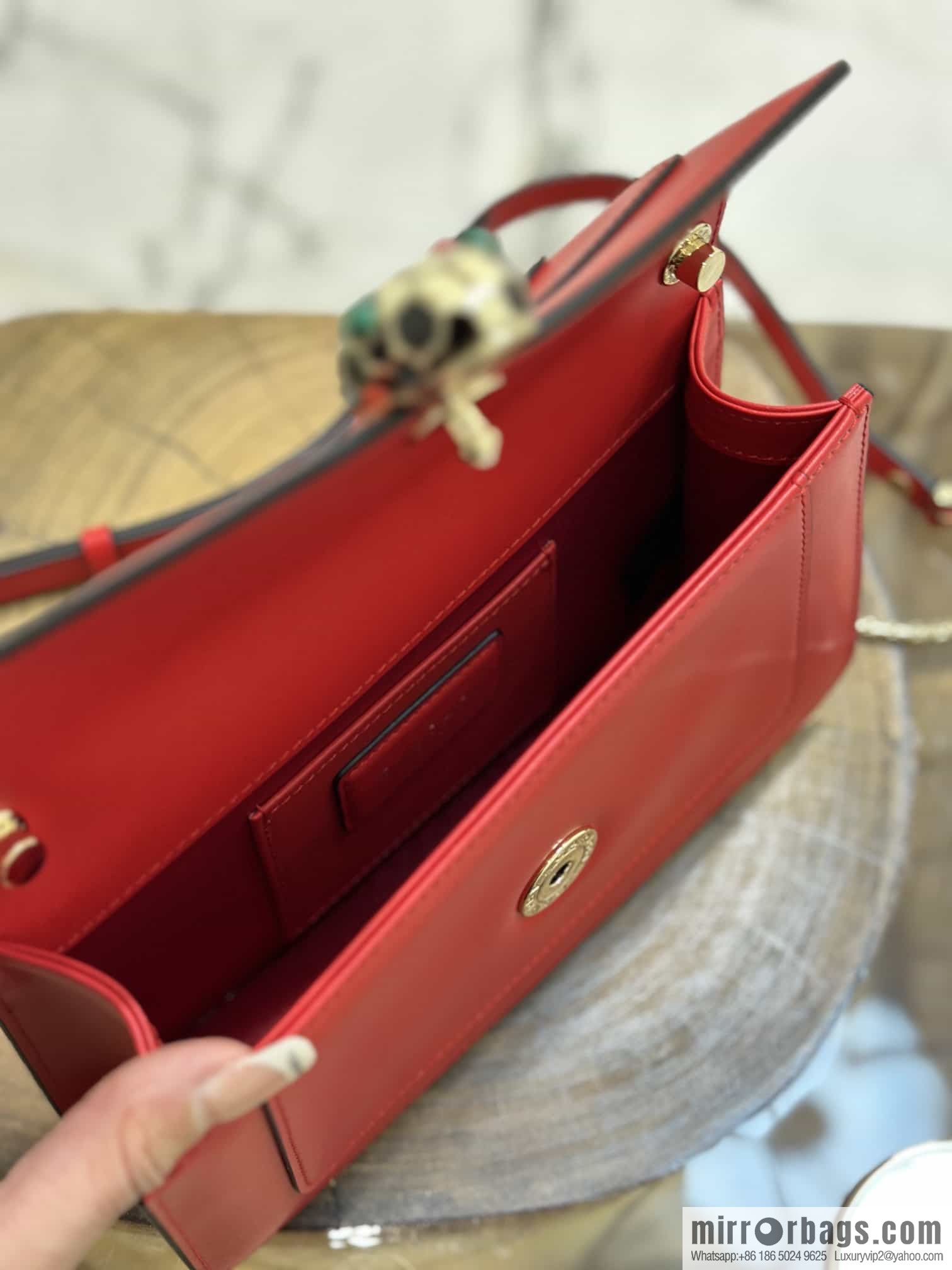 𝘽𝙑𝙇𝙂𝘼𝙍𝙄𝙎𝙀𝙍𝙋𝙀𝙉𝙏𝙄𝙁𝙊𝙍𝙀𝙑𝙀𝙍 counter hot-selling series Serpenti Forever exquisite crossbody bag Model: 38102