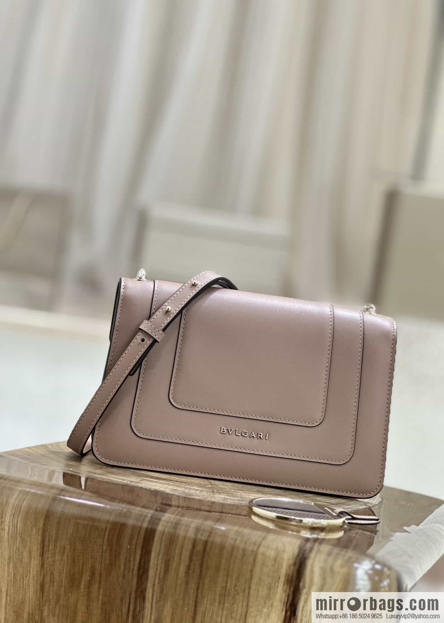 𝘽𝙑𝙇𝙂𝘼𝙍𝙄𝙎𝙀𝙍𝙋𝙀𝙉𝙏𝙄𝙁𝙊𝙍𝙀𝙑𝙀𝙍 counter hot-selling series Serpenti Forever exquisite crossbody bag Model: 38102