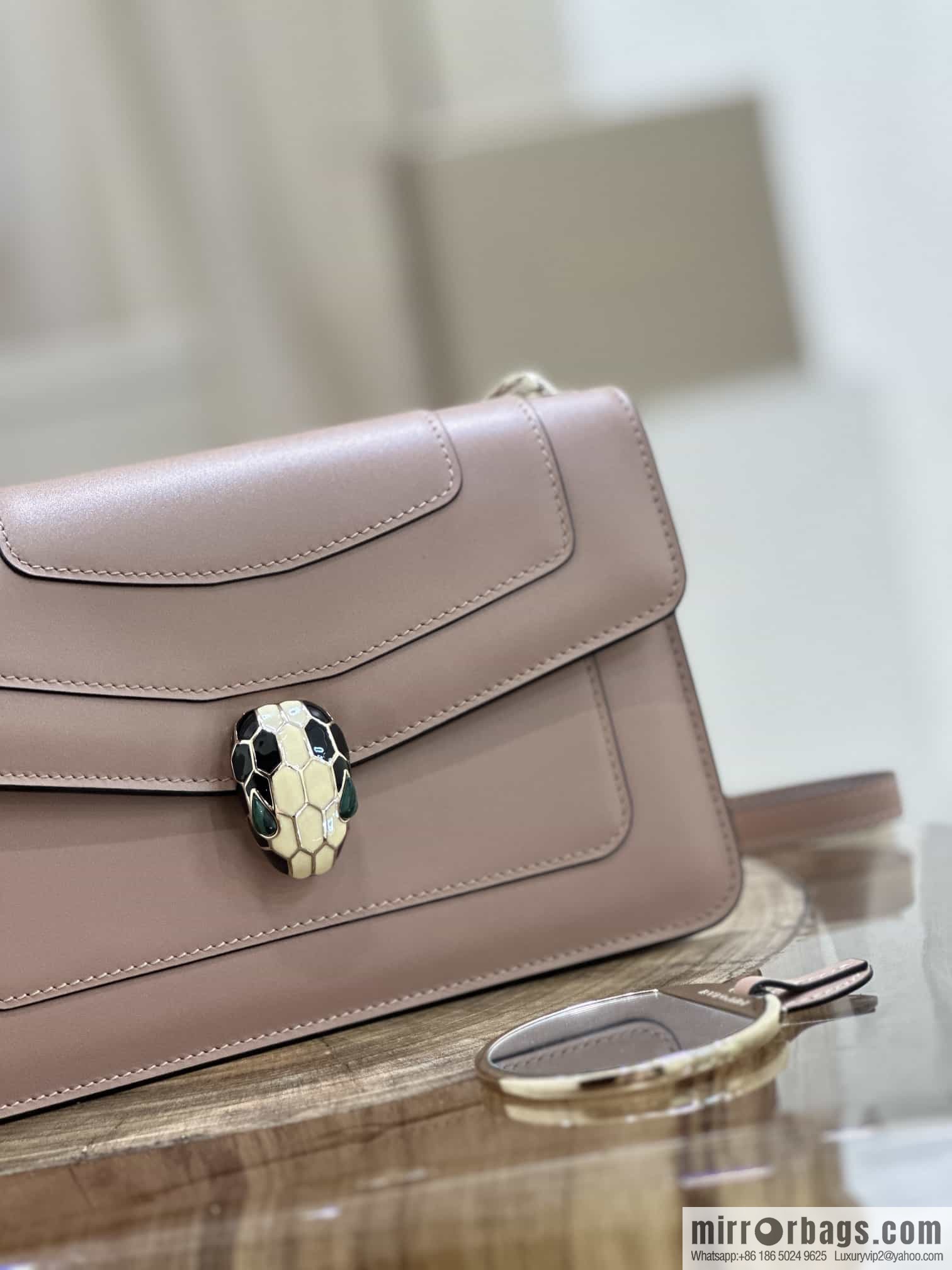 𝘽𝙑𝙇𝙂𝘼𝙍𝙄𝙎𝙀𝙍𝙋𝙀𝙉𝙏𝙄𝙁𝙊𝙍𝙀𝙑𝙀𝙍 counter hot-selling series Serpenti Forever exquisite crossbody bag Model: 38102