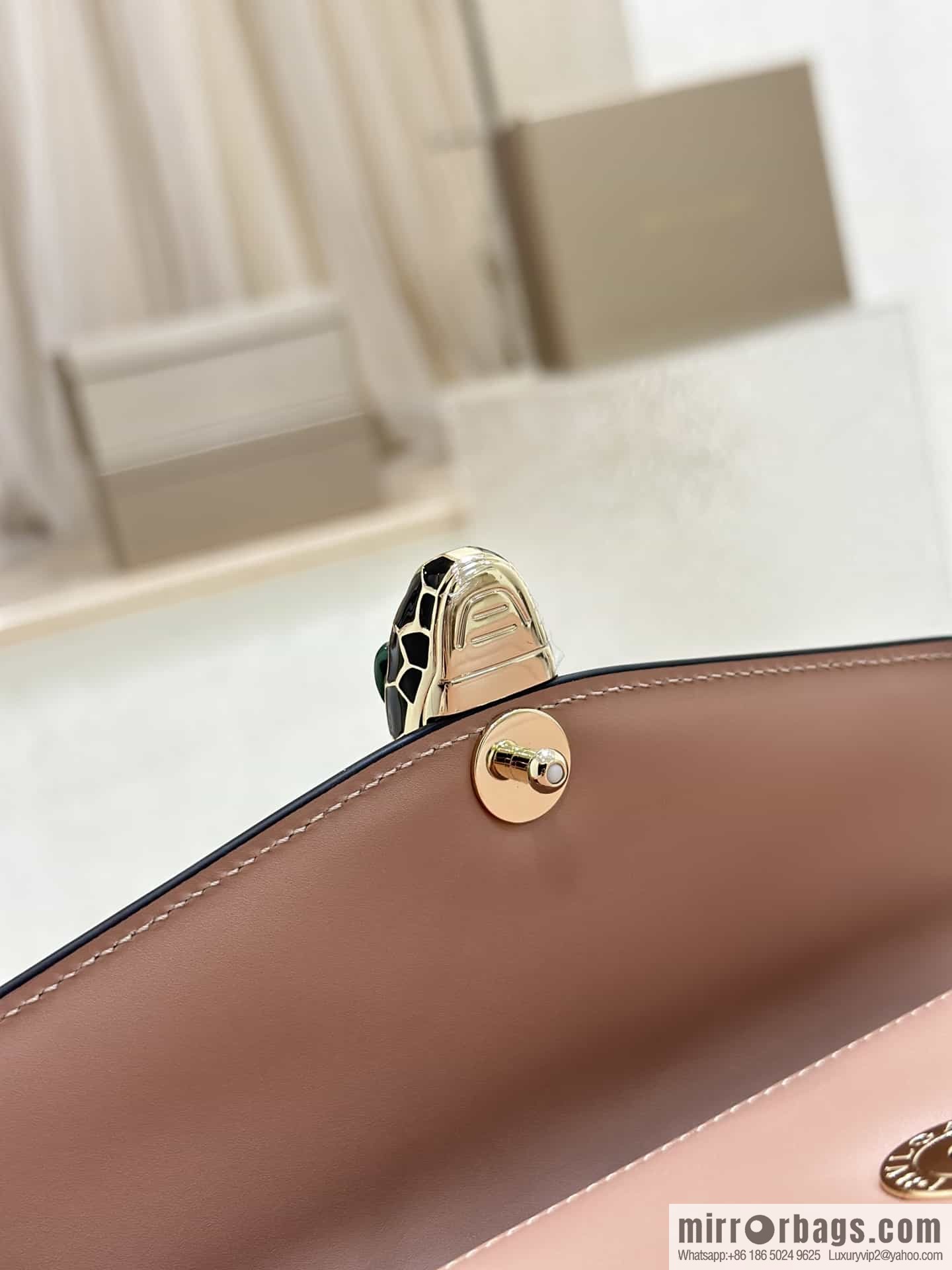 𝘽𝙑𝙇𝙂𝘼𝙍𝙄𝙎𝙀𝙍𝙋𝙀𝙉𝙏𝙄𝙁𝙊𝙍𝙀𝙑𝙀𝙍 counter hot-selling series Serpenti Forever exquisite crossbody bag Model: 38102