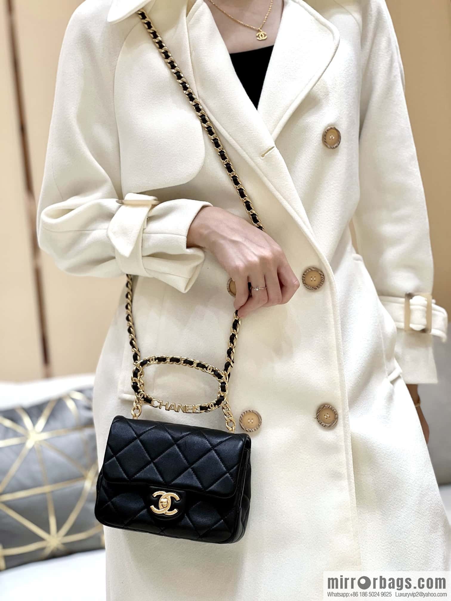 CHANEL 23C early spring vacation new model, arm in arm fat AS3748