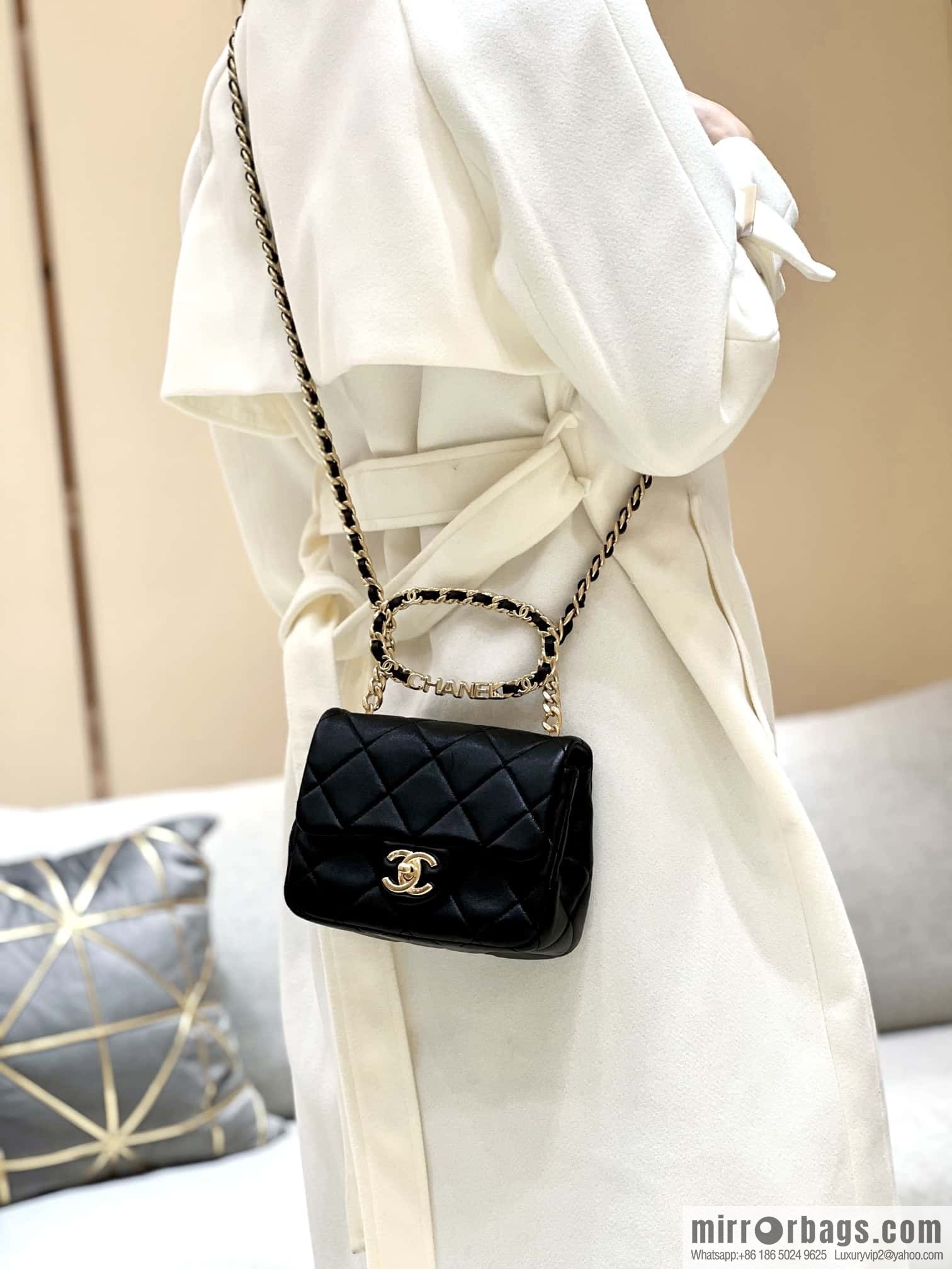 CHANEL 23C early spring vacation new model, arm in arm fat AS3748