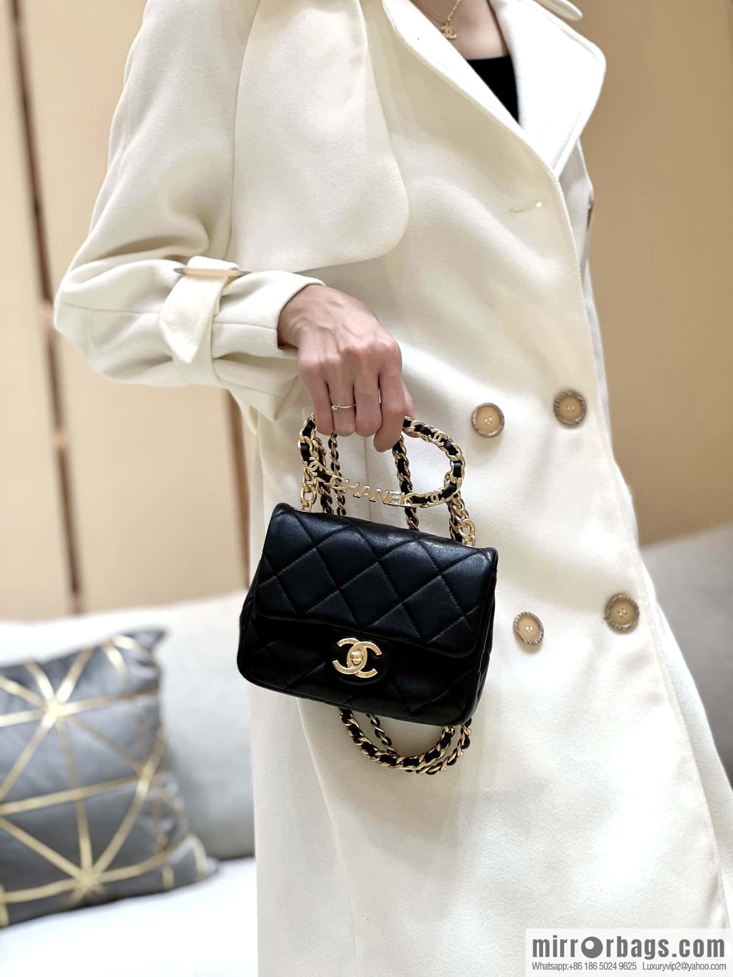 CHANEL 23C early spring vacation new model, arm in arm fat AS3748