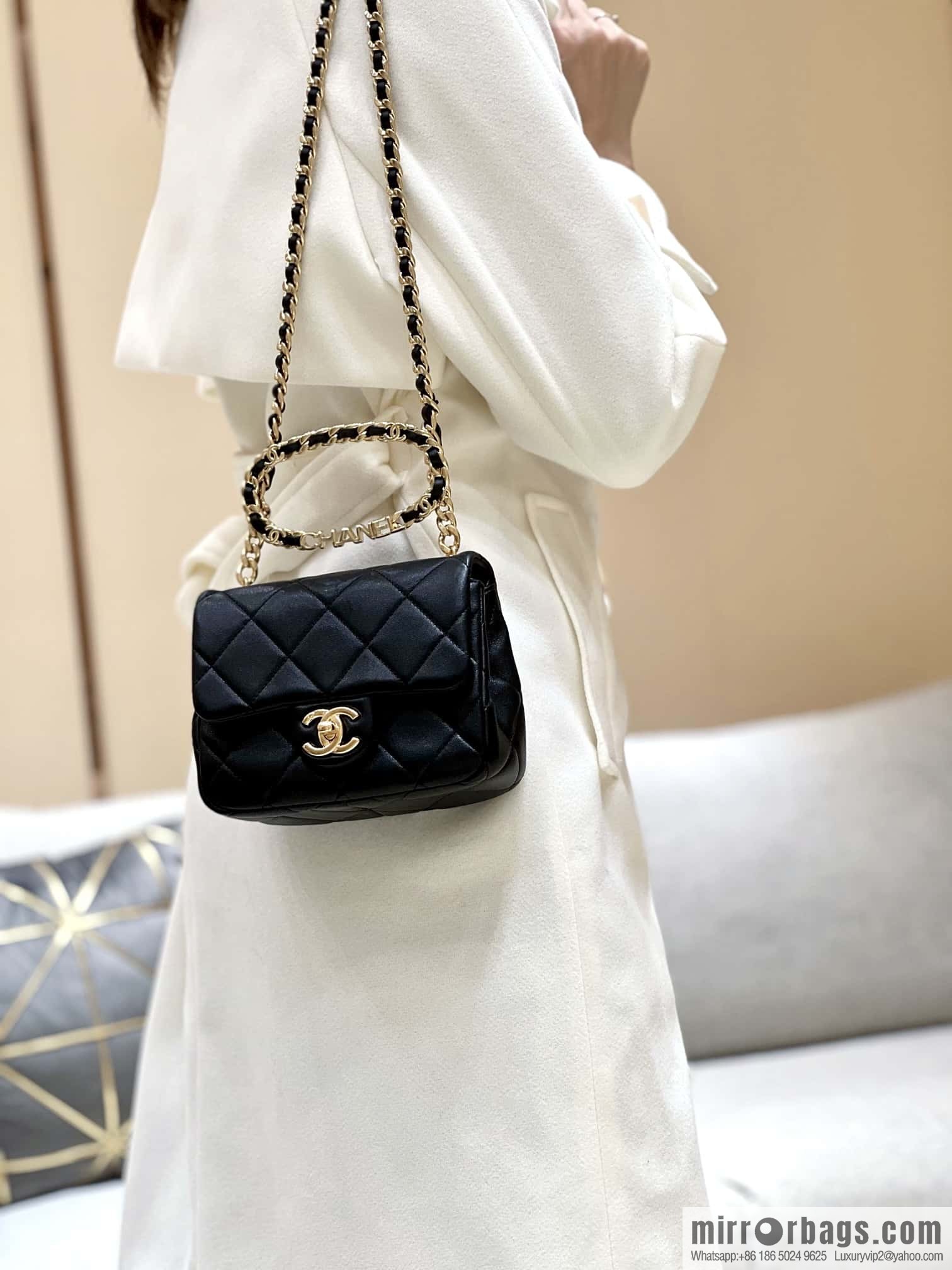 CHANEL 23C early spring vacation new model, arm in arm fat AS3748