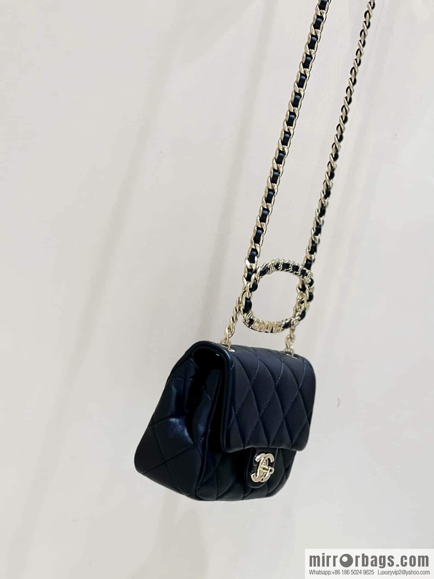 CHANEL 23C early spring vacation new model, arm in arm fat AS3748