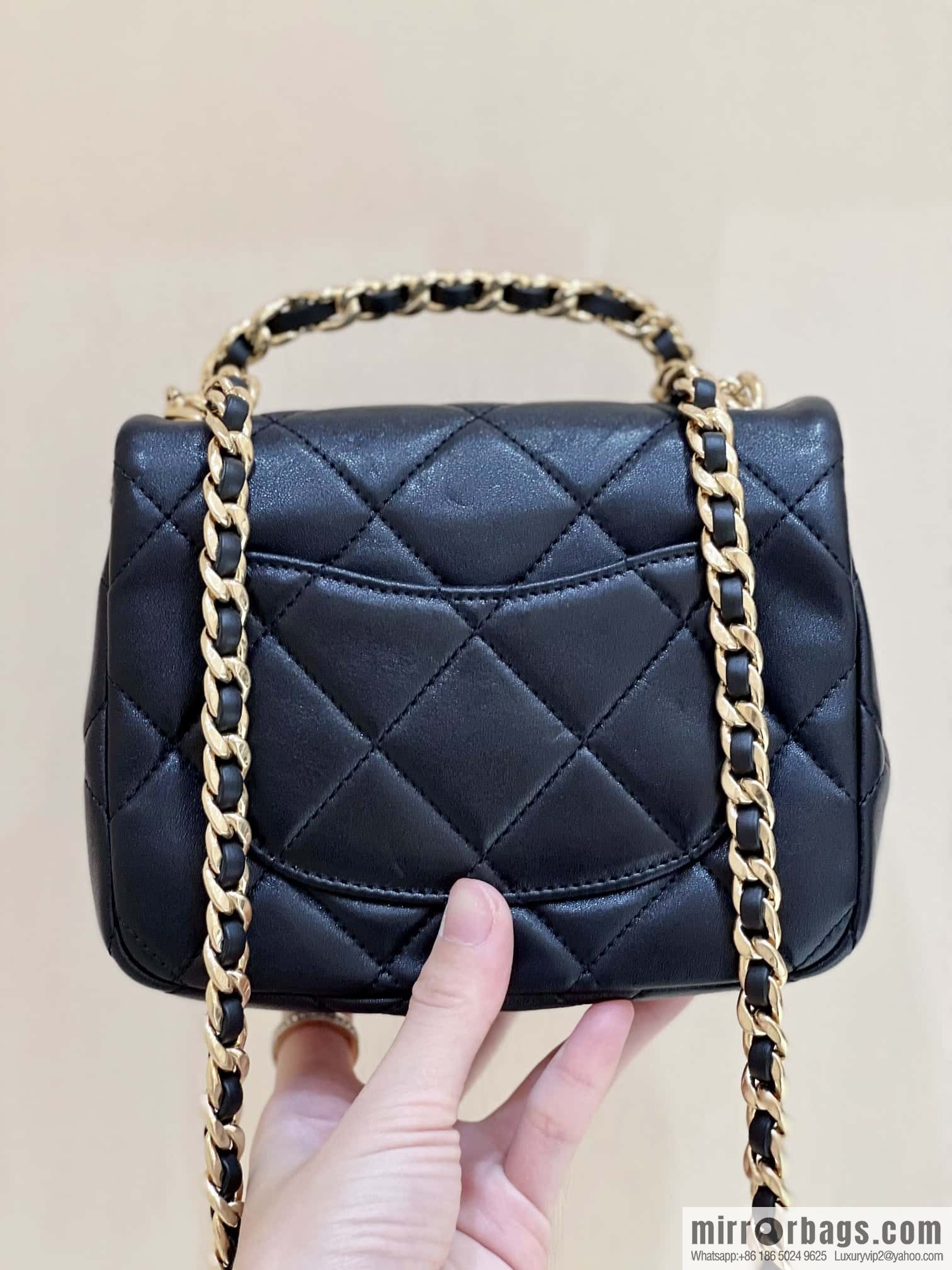 CHANEL 23C early spring vacation new model, arm in arm fat AS3748